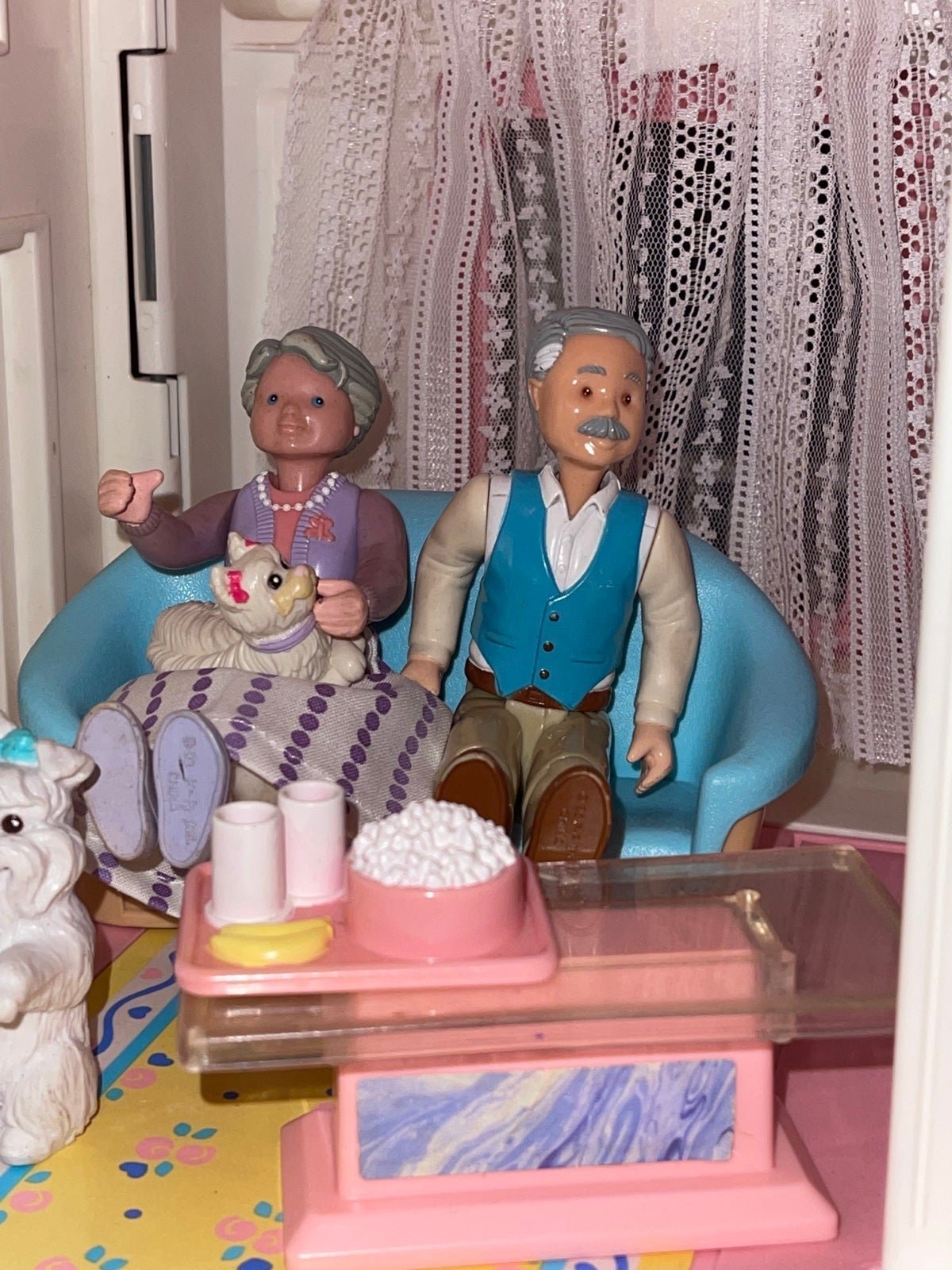 Grandparents set couch- food -loving family dollhouse