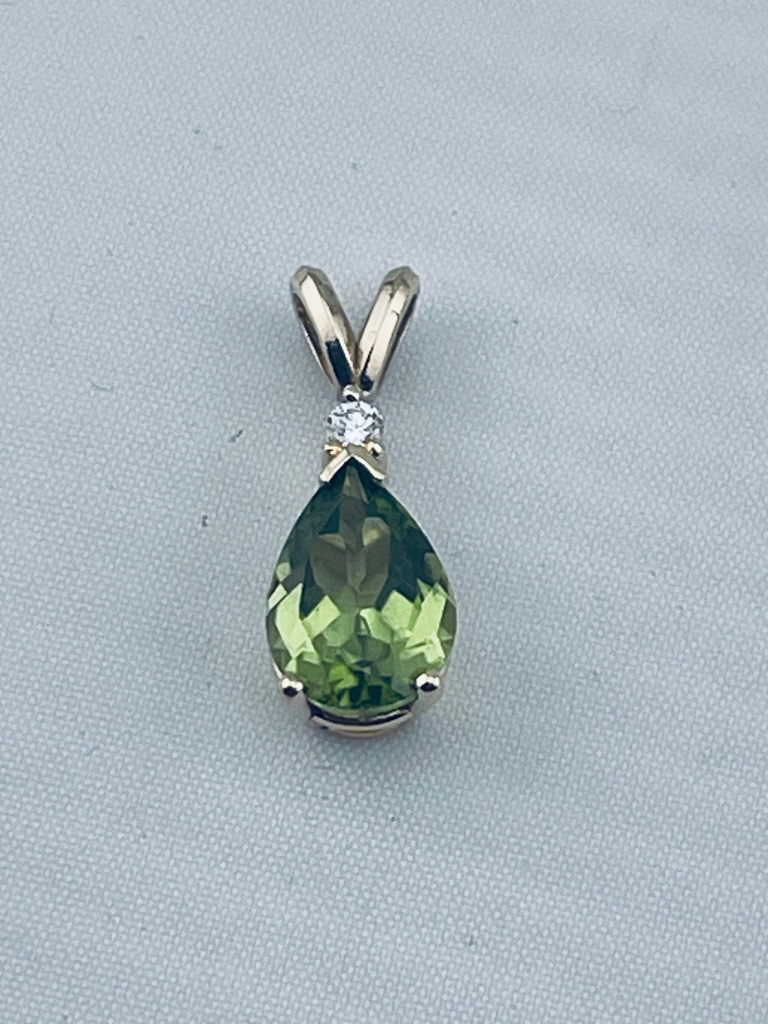 Vintage 3 carat pear shape peridot and diamond pendant 14 karat yellow gold