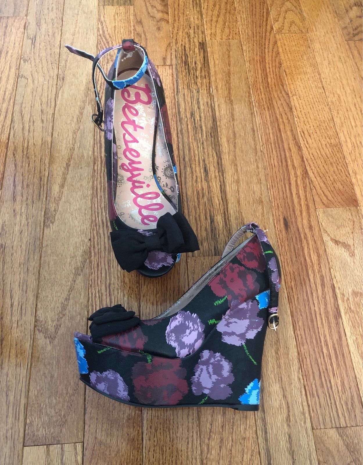 New Betsey Johnson platform heel wedge 6