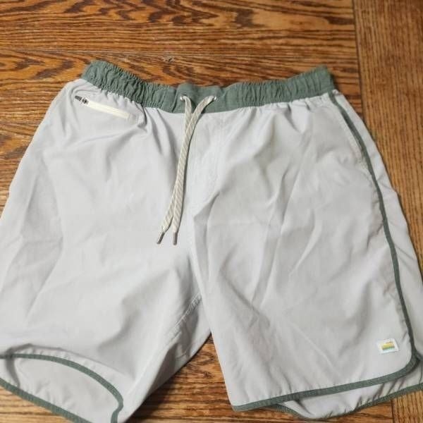 Vuori Men's Banks green&cream shorts sz XL