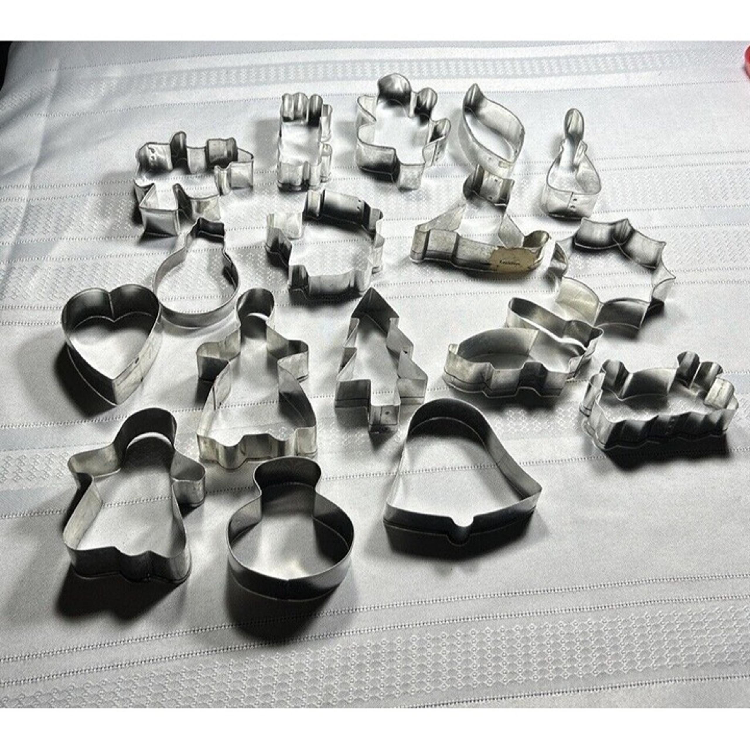 Lot of 17 Vintage Metal Christmas Cookie Cutters Trees Bell Stars  Snowman Angel
