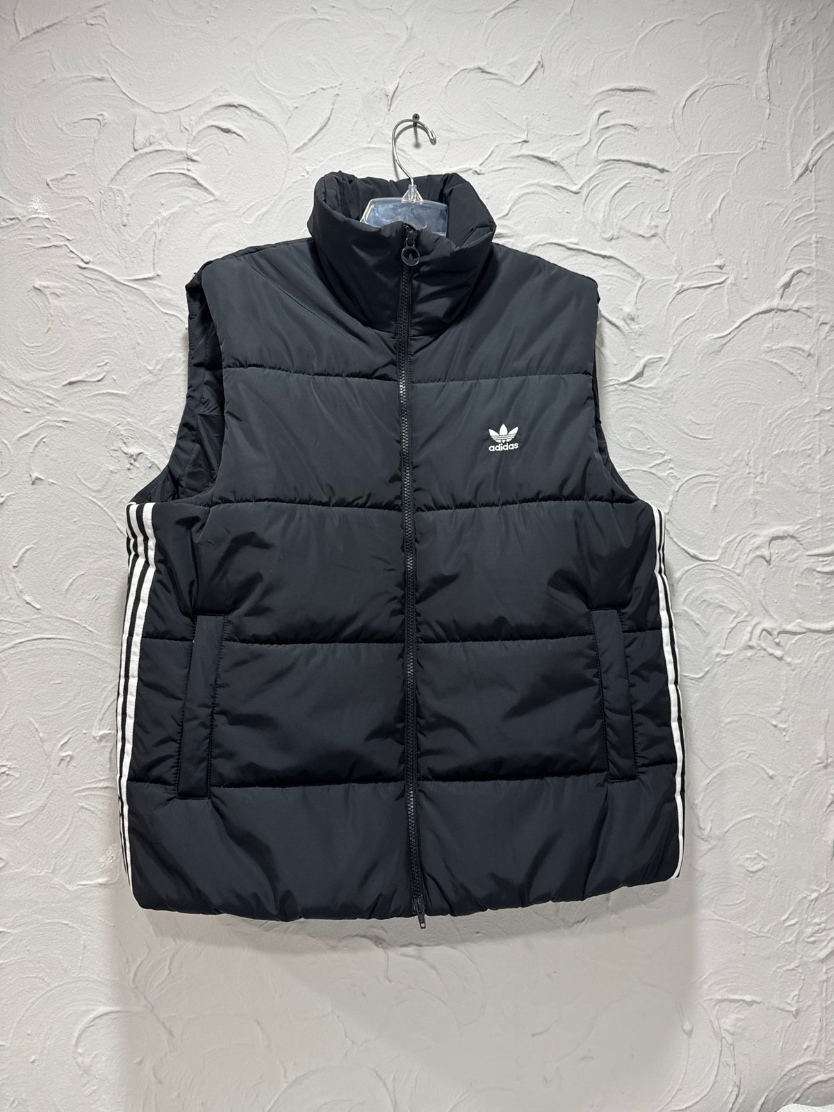 Adidas originals women’s 3 stripes loose fit Insulated Vest Color: Black. Size:M