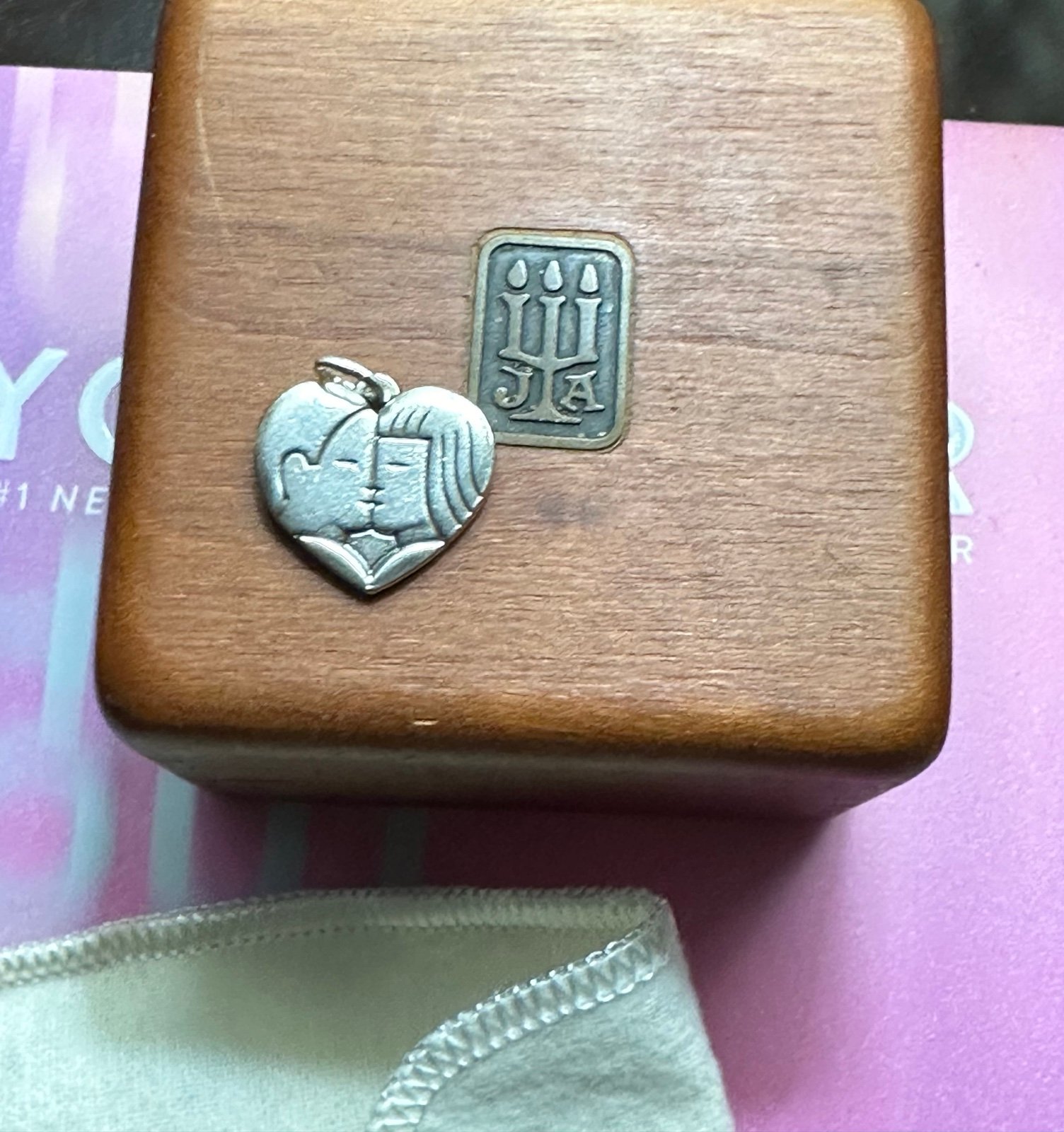 Retired James Avery kissing charm