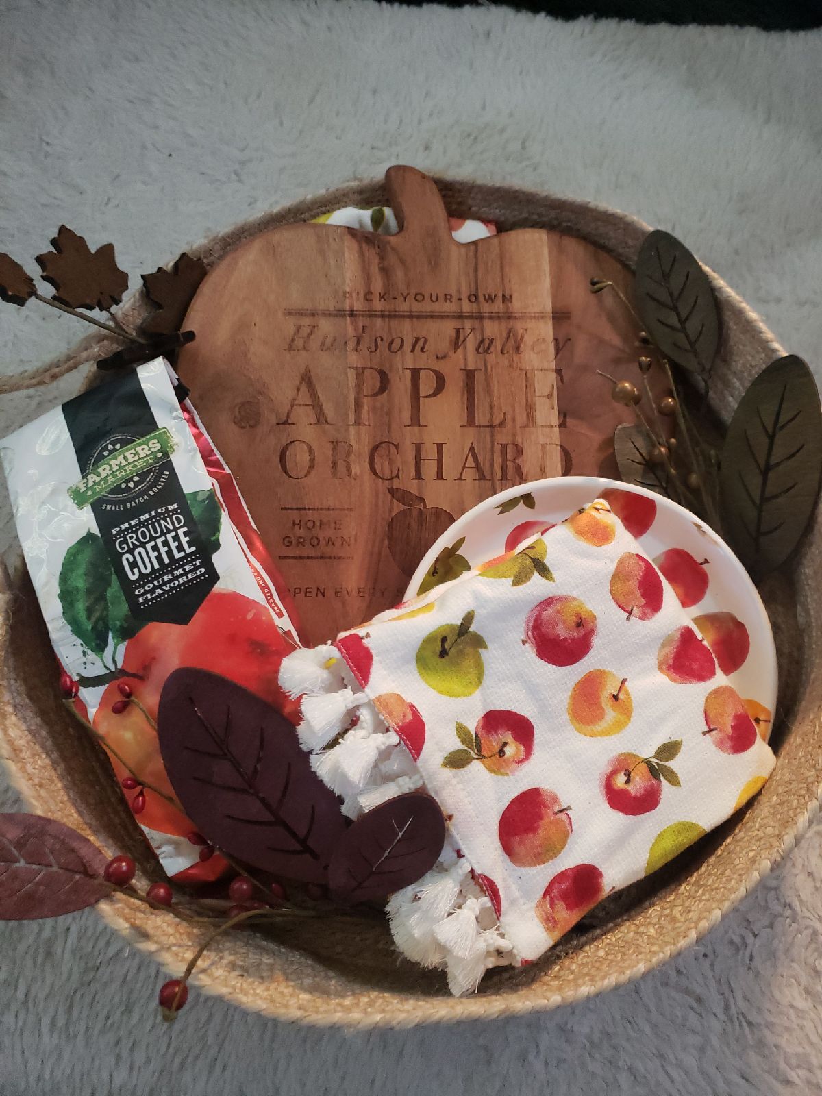 All Apple Decor for a Kitchen in a Prett