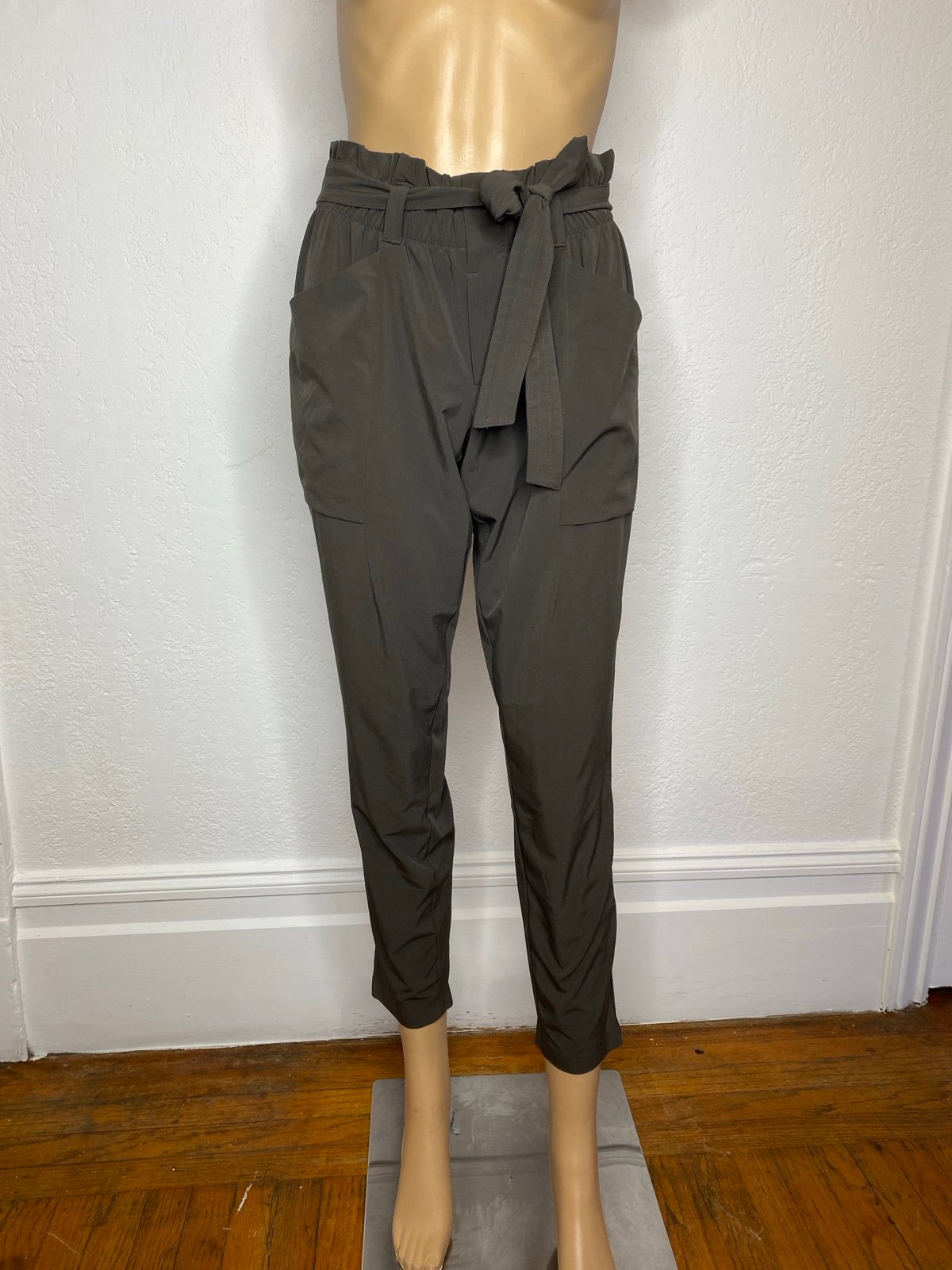 Athleta Skyline Athleisure Paper Bag Pants Women’s Size 2 Gray Belted