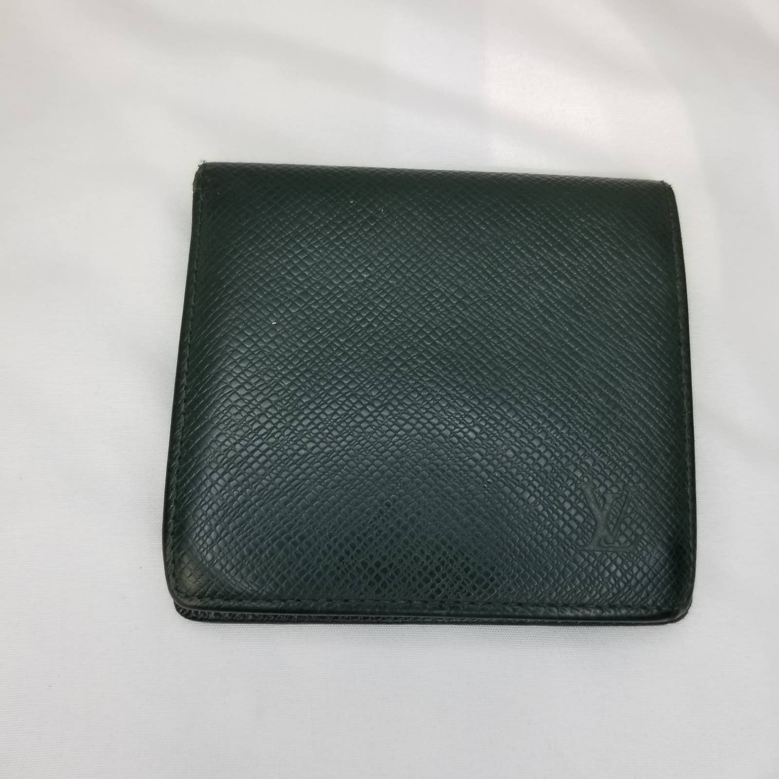 Louis Vuitton Authentic Taiga Leather Wallet Bifold Green