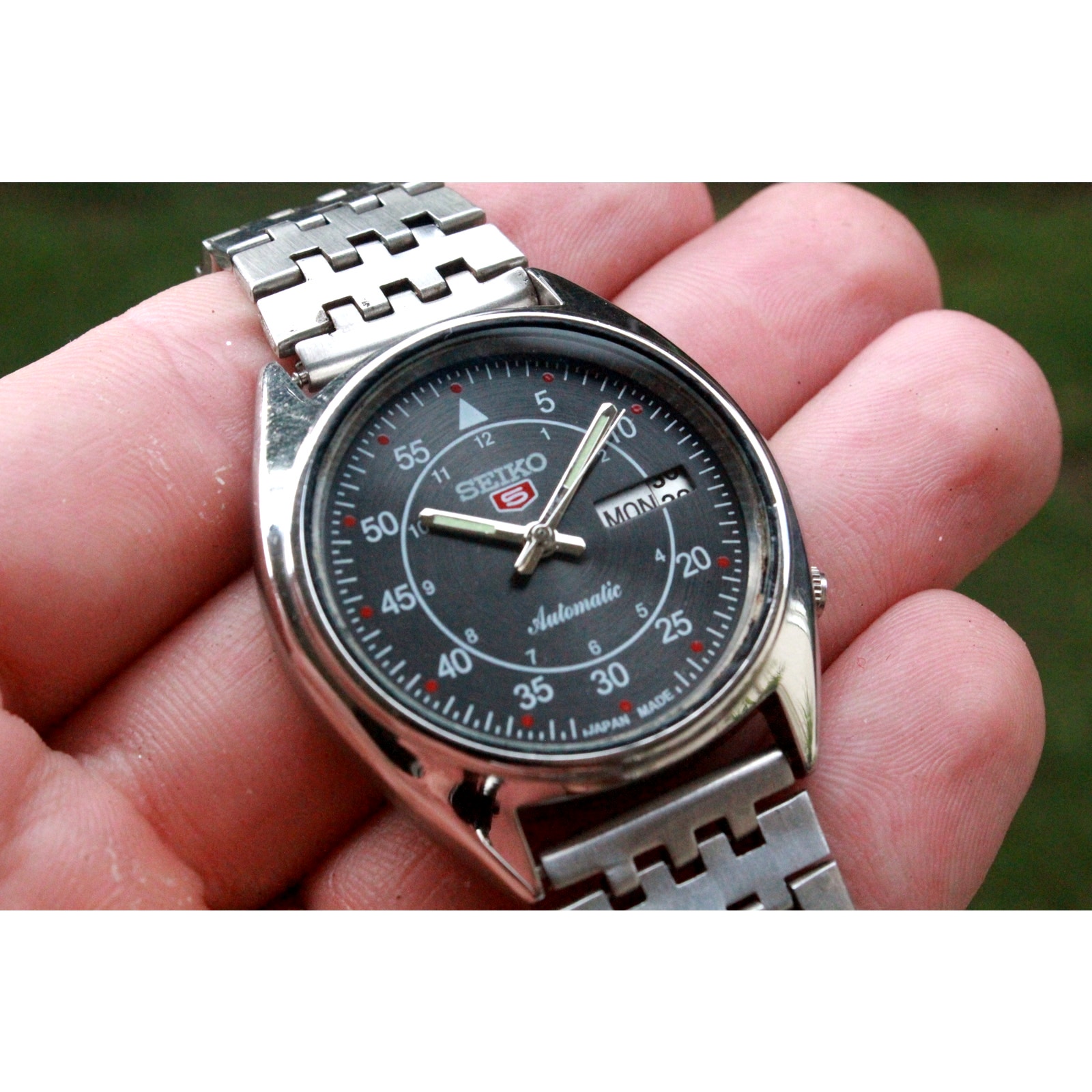Vintage 1974 Seiko Automatic Mens Silver Watch W/daydate & Black accents