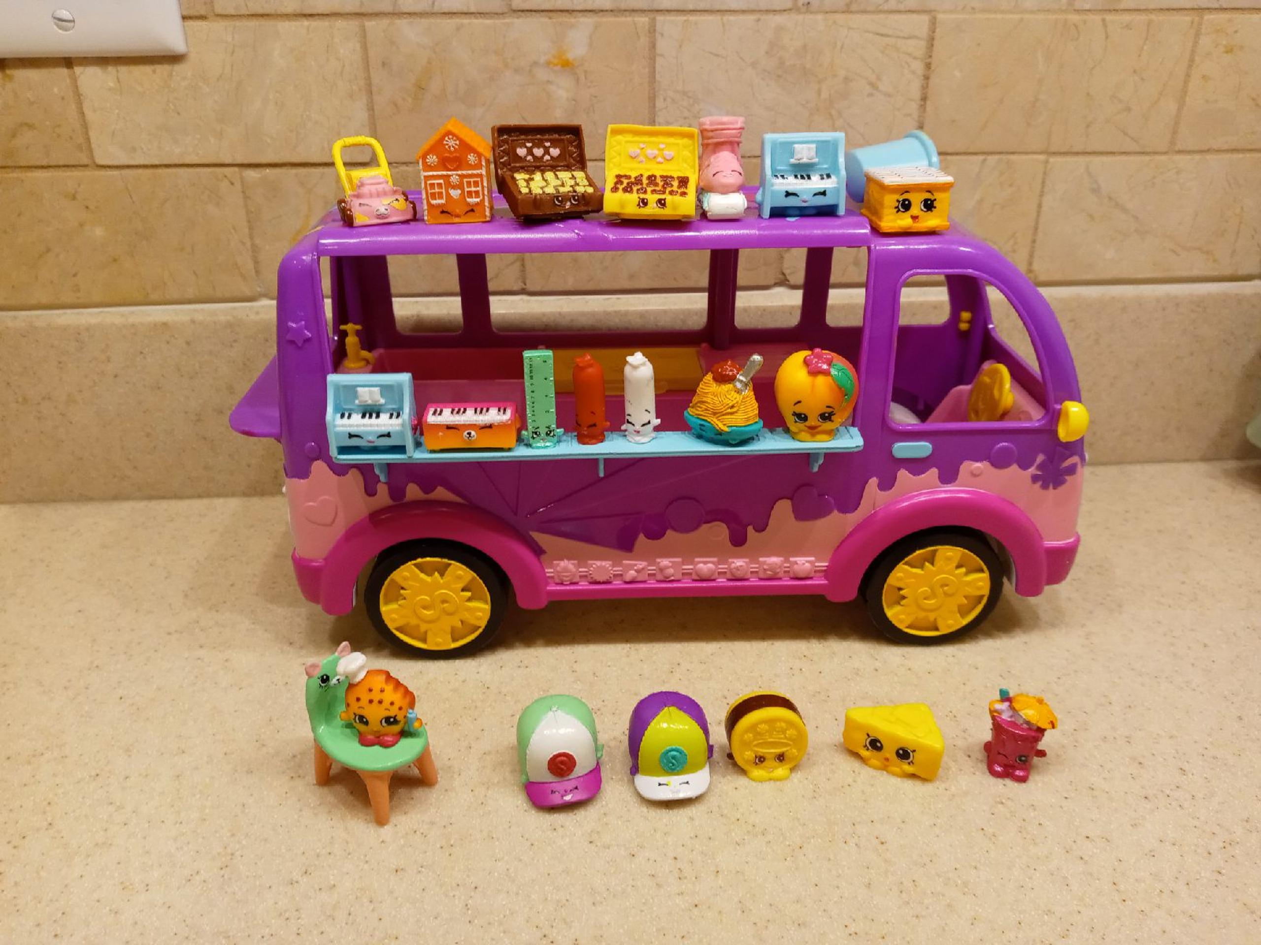Shopkins Treat Truck and figures