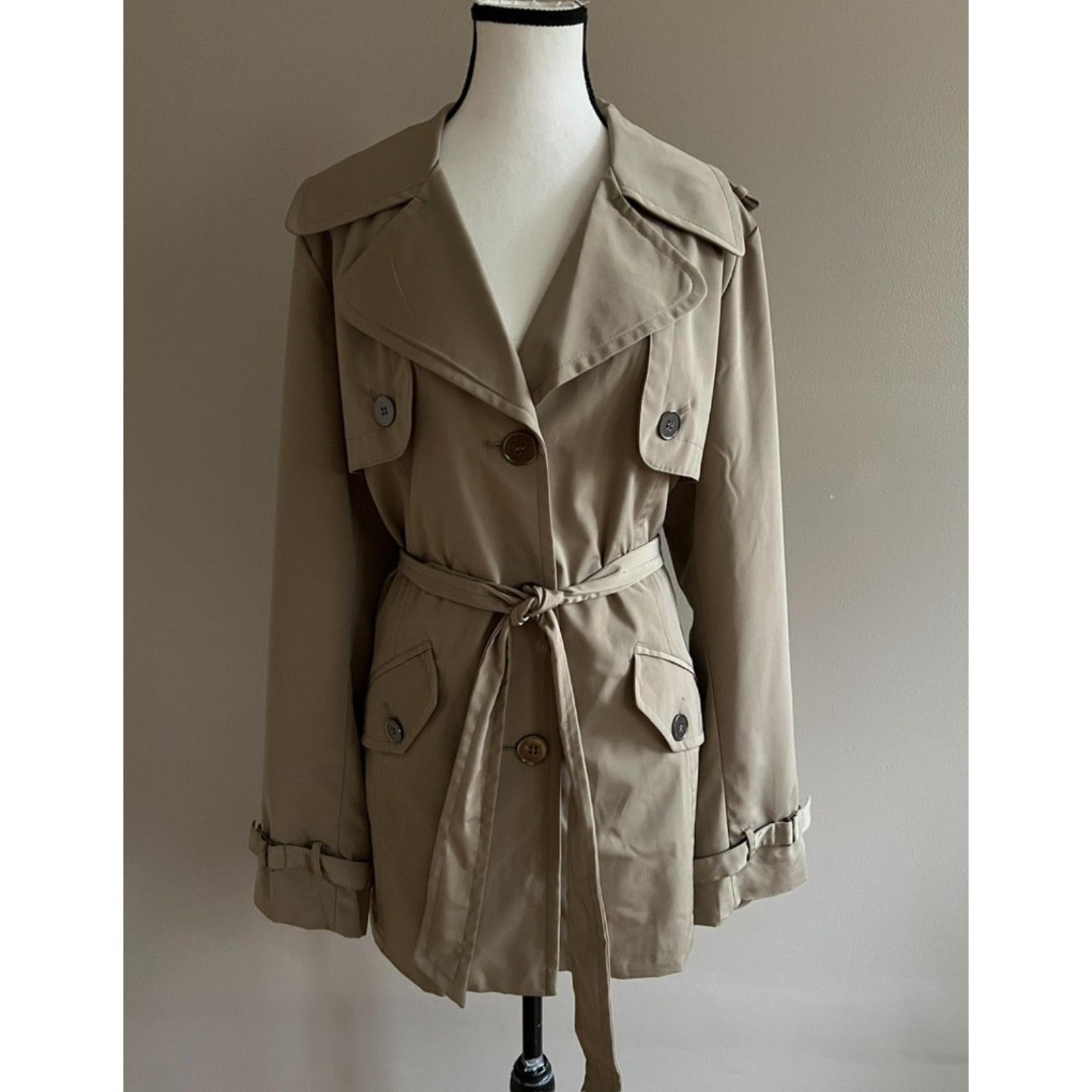 NWOT Weather Tamer short belted khaki trench coat. Size L.