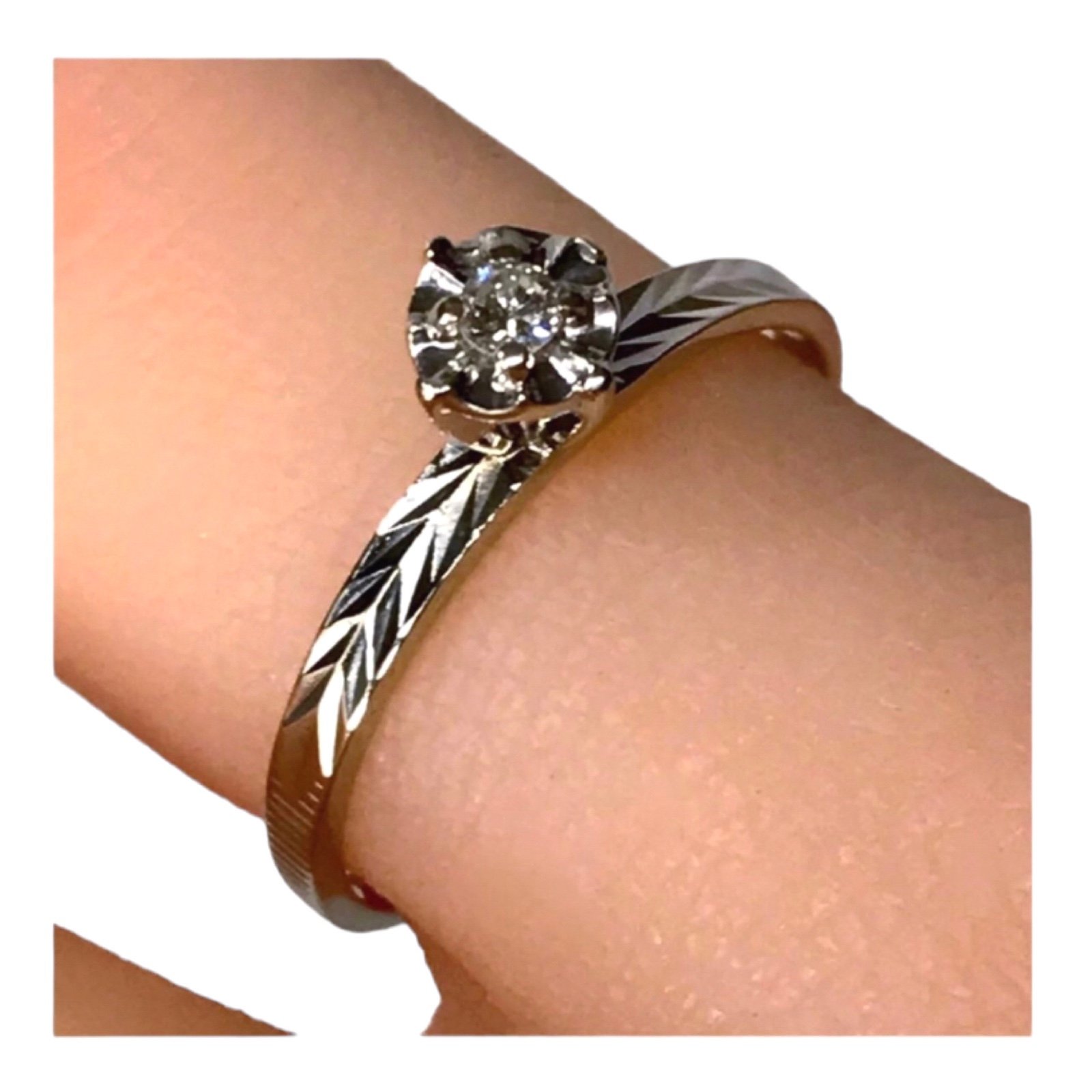 14KT FIERY DIAMOND DECORATIVE VINTAGE SOLITAIRE RING
