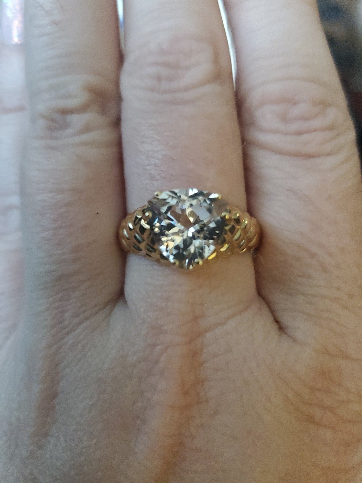 10 k gold ring with white saphire