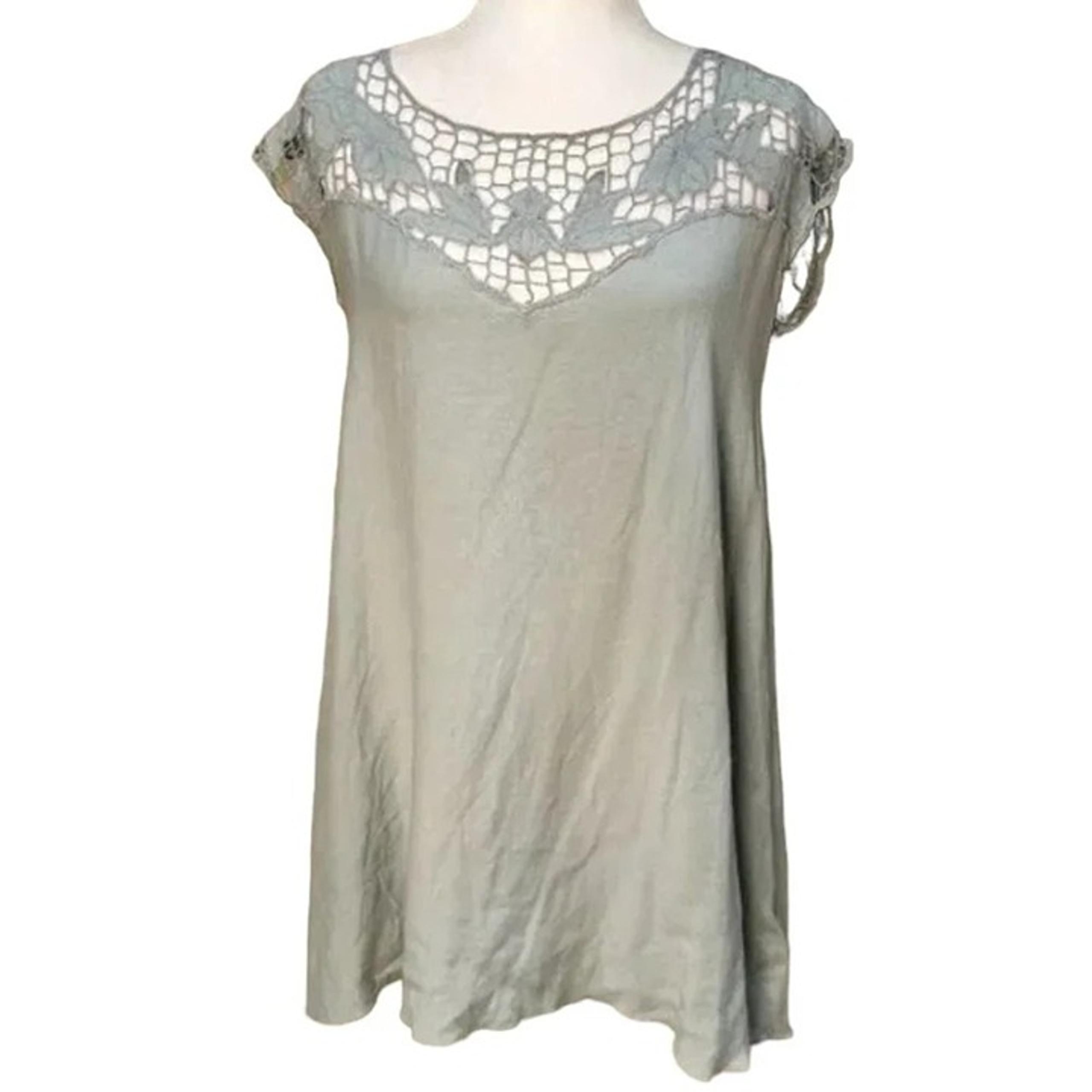 URBAN OUTFITTERS Kimchi Blue Lace Cut Out Crochet Detail Shift Dress- size small