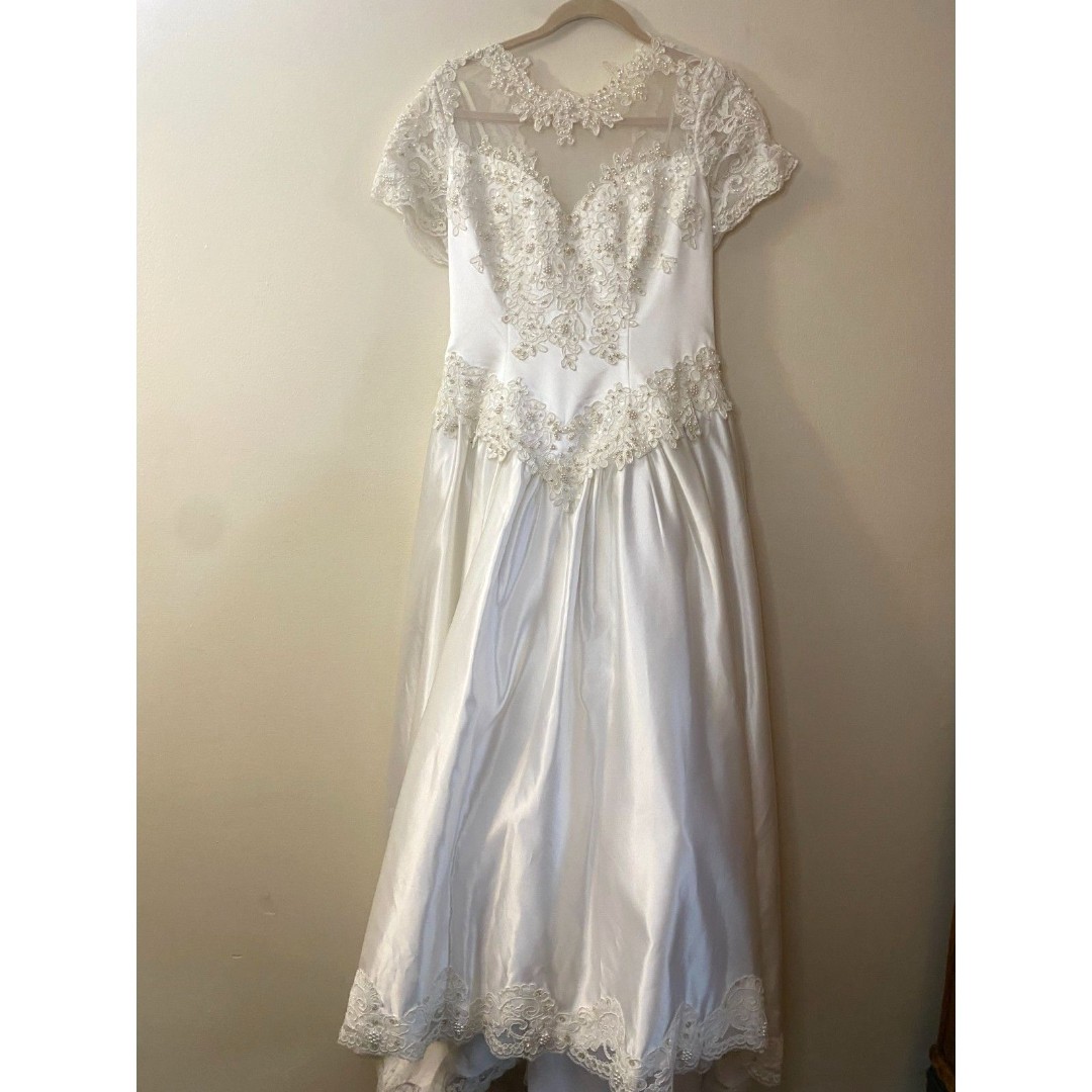 Beautiful Vintage Santa Montica Elegant Wedding Dress Lace Details & Small Train