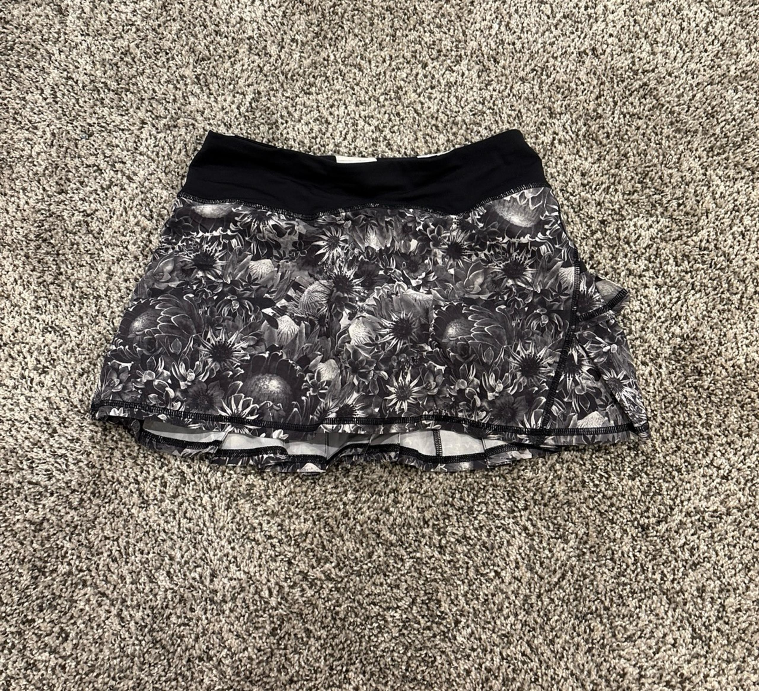Lululemon patterned woman’s athletic skirt size 2