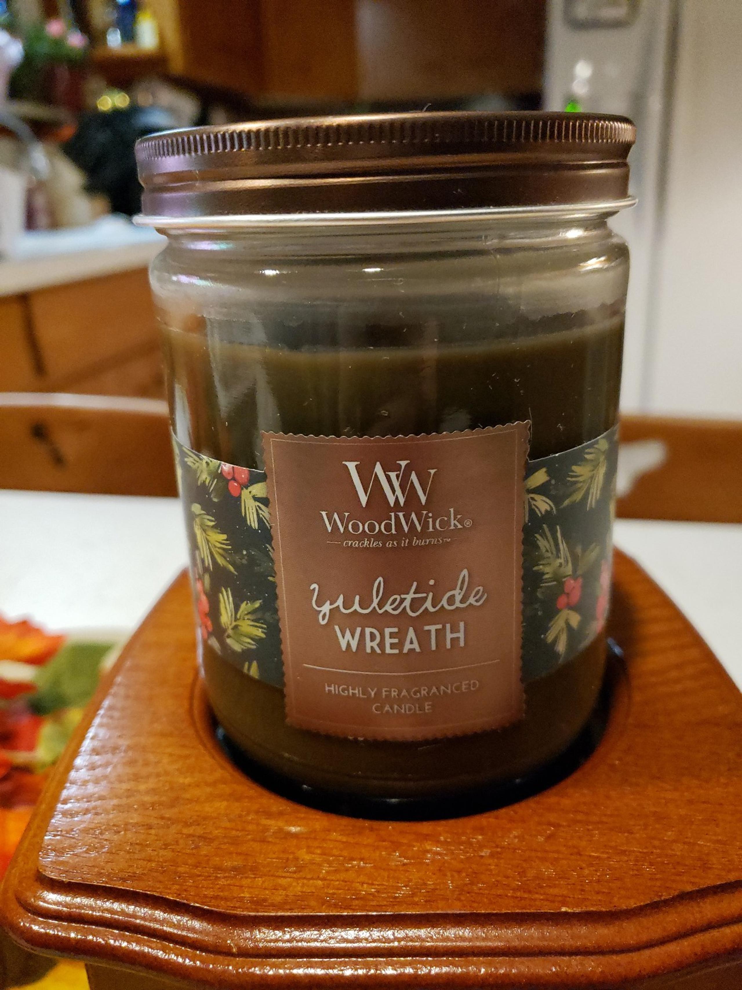 Vtg Yuletide Wreath Candle 9.7oz 1 wick crackles while it burns - WoodWick