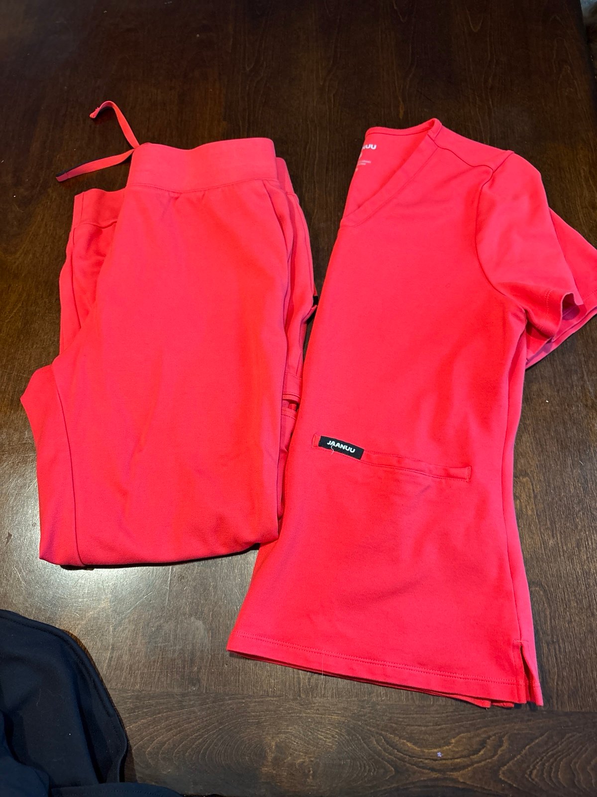 Jaanuu scrub set