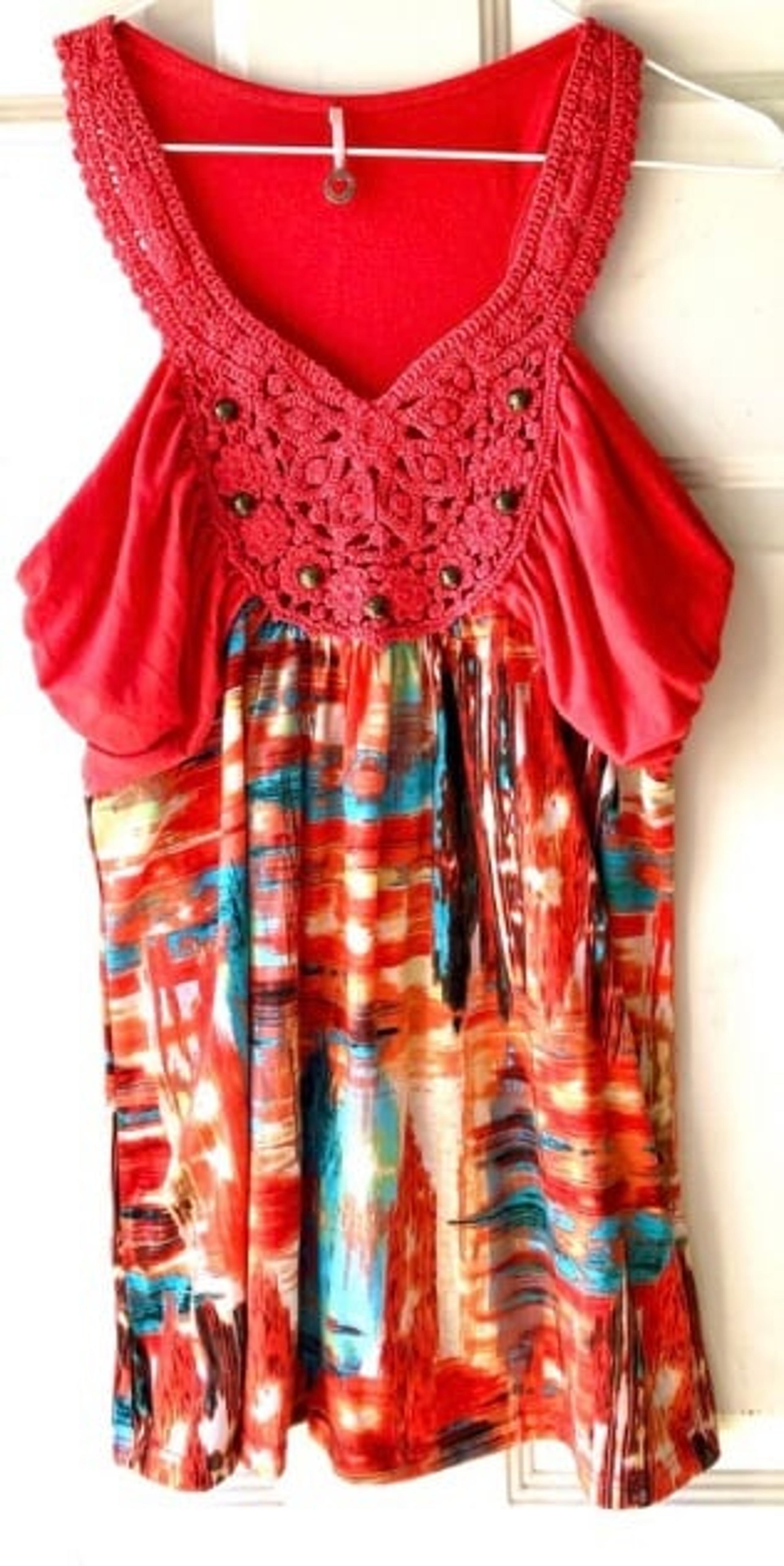 Robin K Coral Red Turquoise Blue Abstract Crochet Front Slvless Boho Top Large