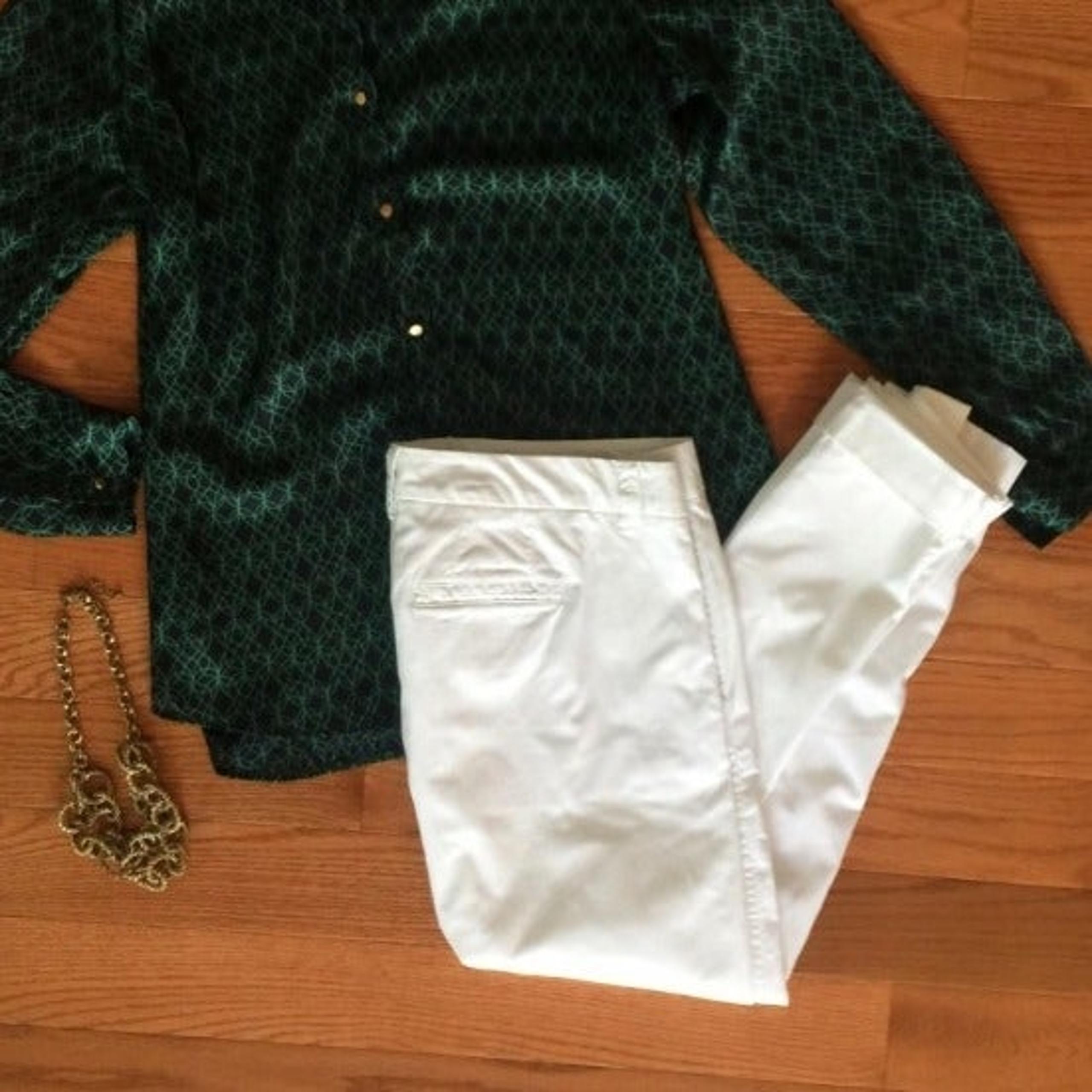 White Flatfront Cuffed Capris w Stretch