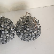 Terrian Daisy Metal Christmas Orbs
