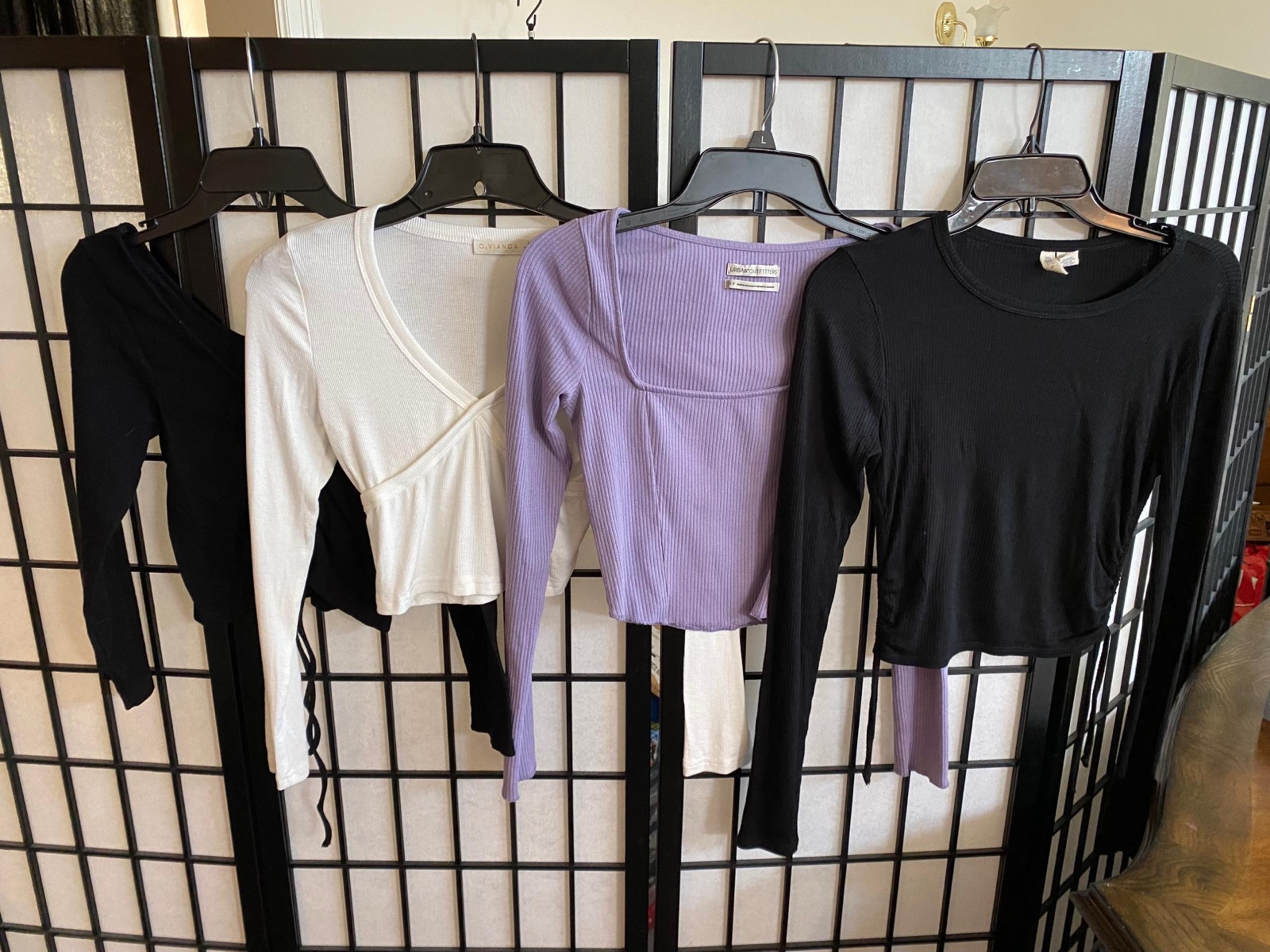Bundle of 4 Teen/women tops Hollister, Sky & Sparrow 4 pieces size Small
