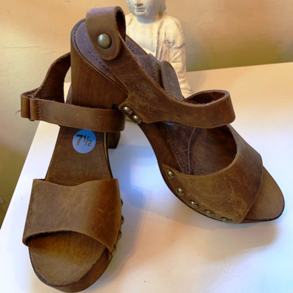A Gianetti Distressed Leather Strap Sandals