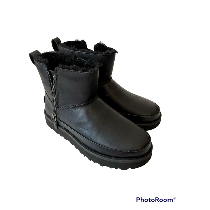 UGG Women's Classic Zip Mini Ankle Boot Size 5. leather, comfy
