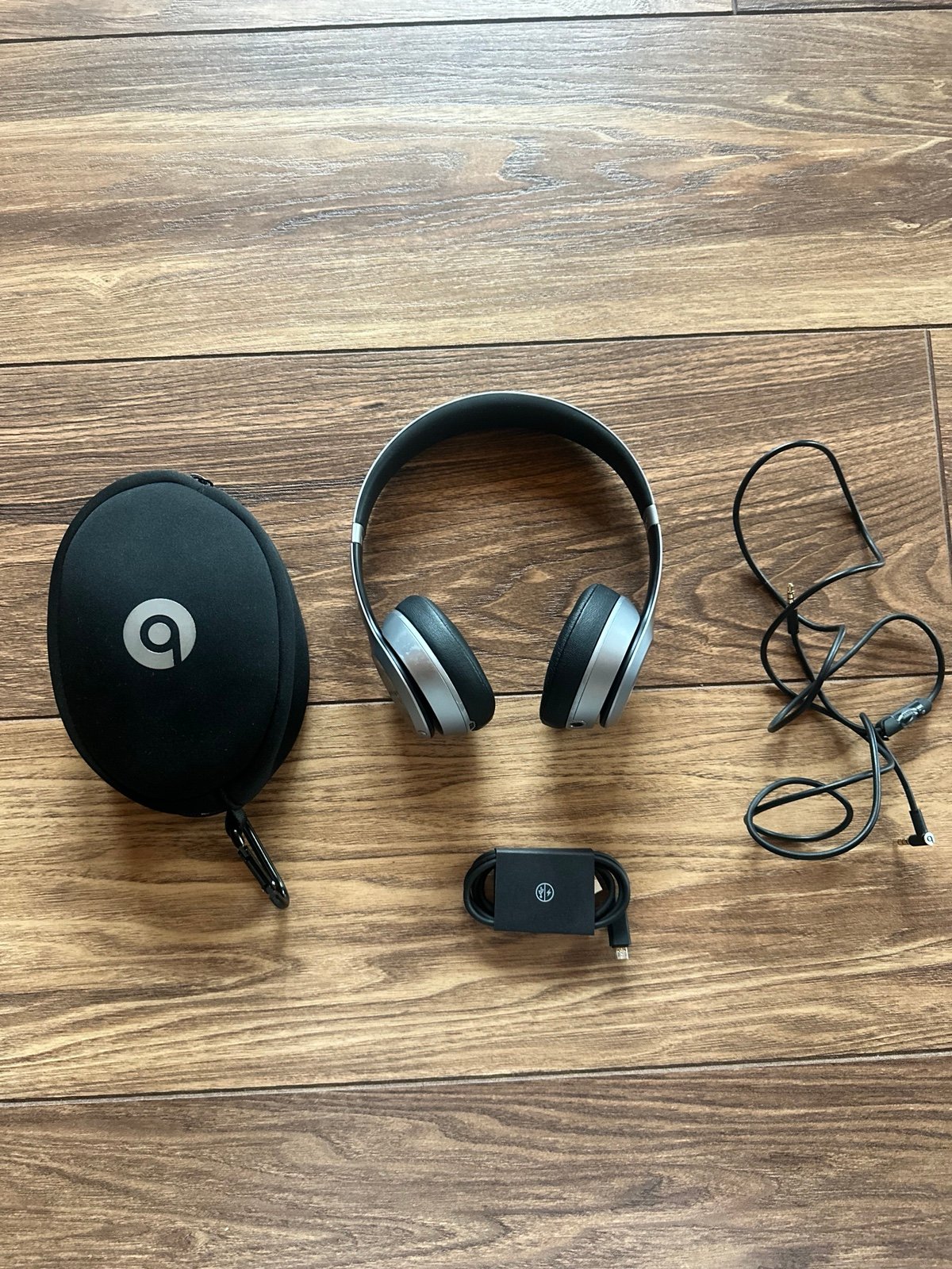 Beats silver headphones Bluetooth