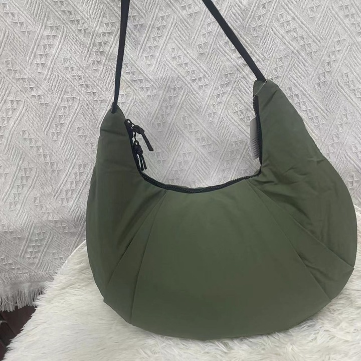 Pleated women's shoulder bag by lululemon