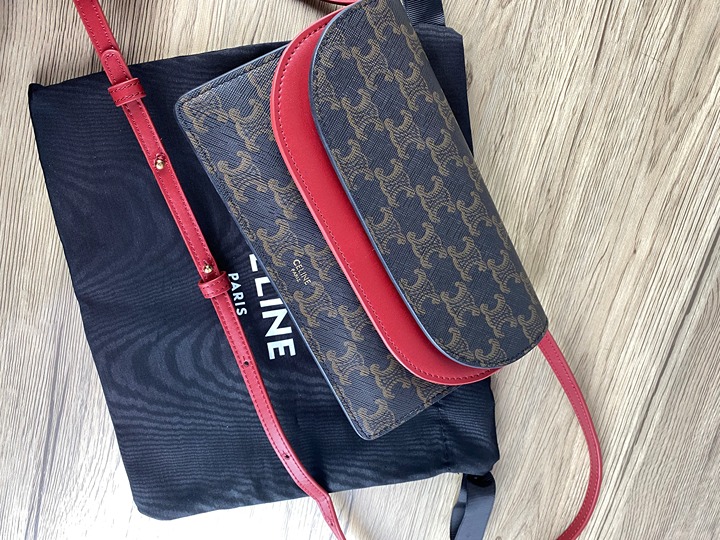 Inclined shoulder bag