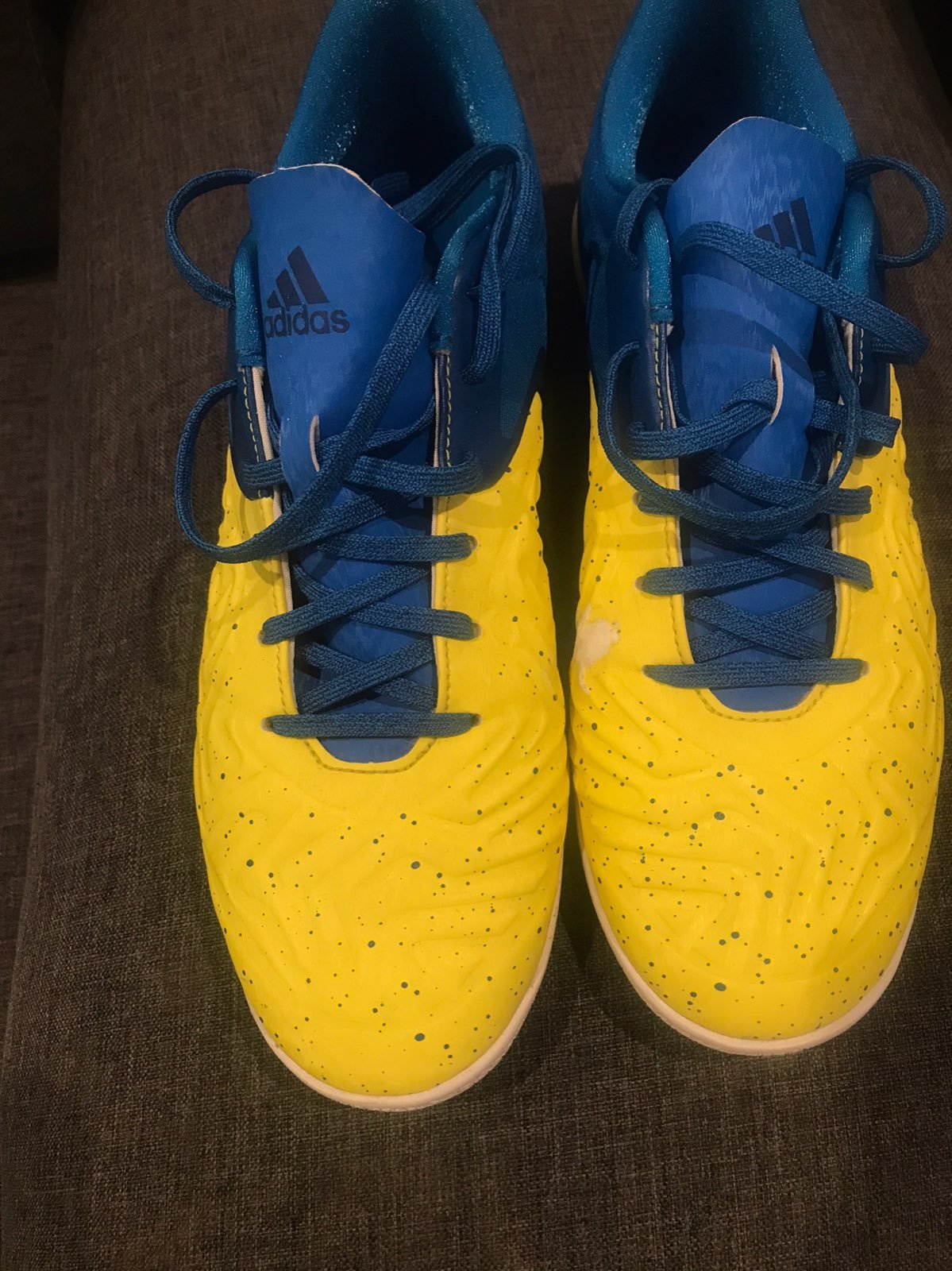 Futsal shoes, soccer shoes