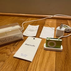 Apple Ipod Shuffle 2nd Generation New Condition with Box and All Accesories Gree