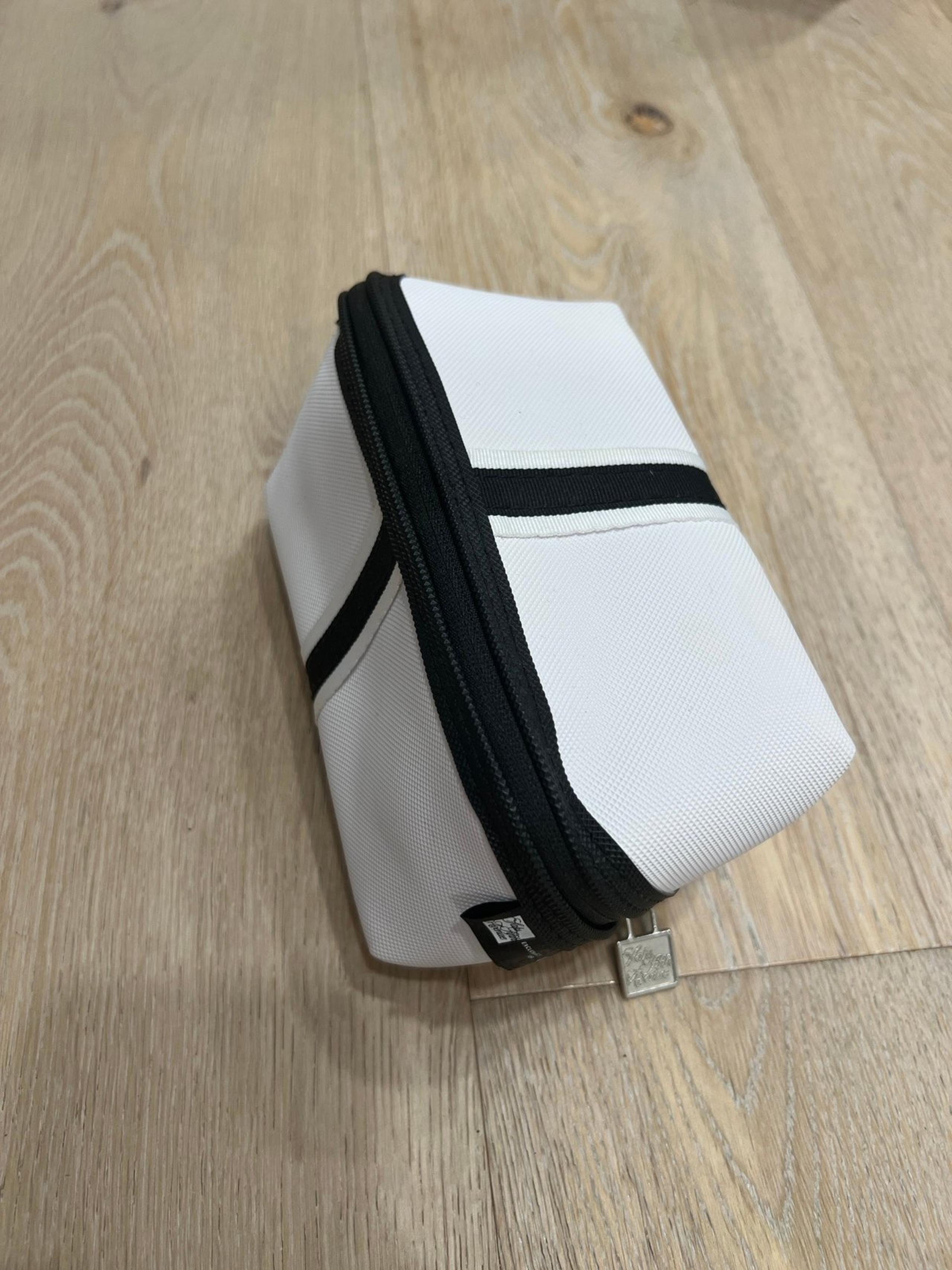United Airlines Polaris Kit Saks Fifth Avenue clamshell amenity bag