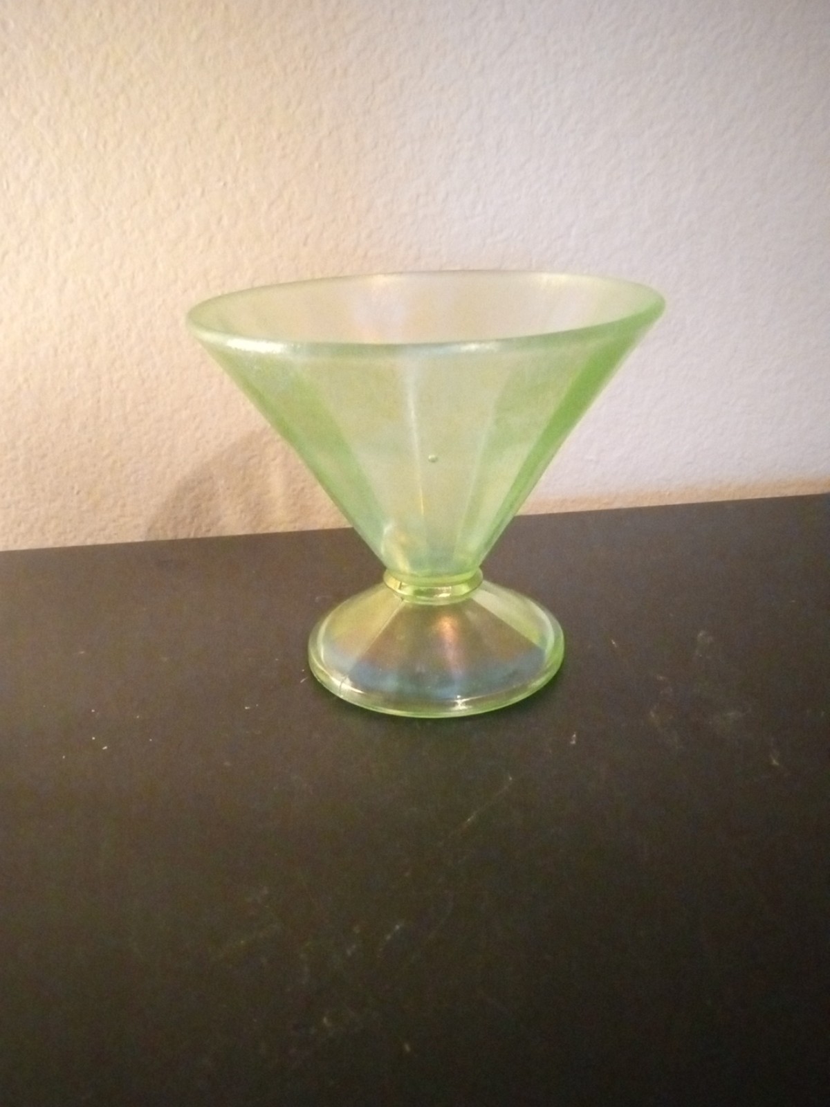 EXQUISITE VTG Federal Uranium Glass Footed Sherbet Bowl.