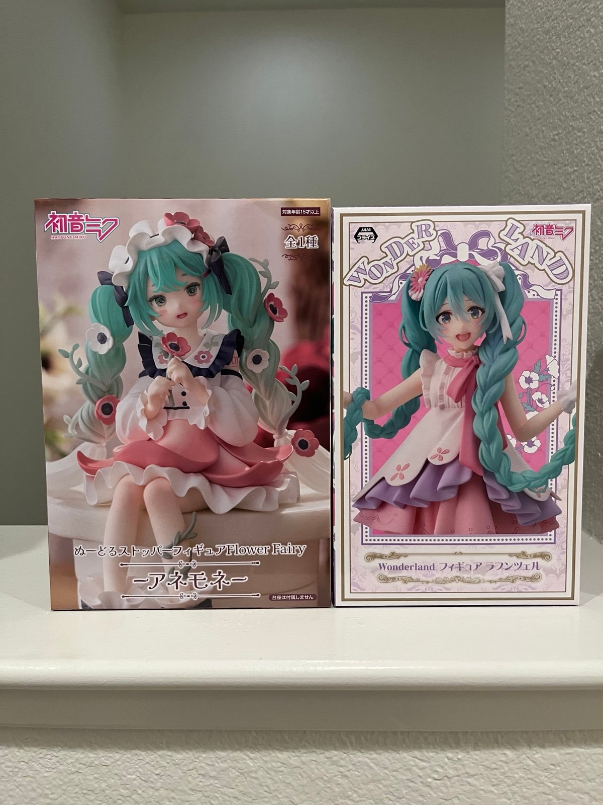 Hatsune Miku - Set of 2 Figures brand new and in perfect condition