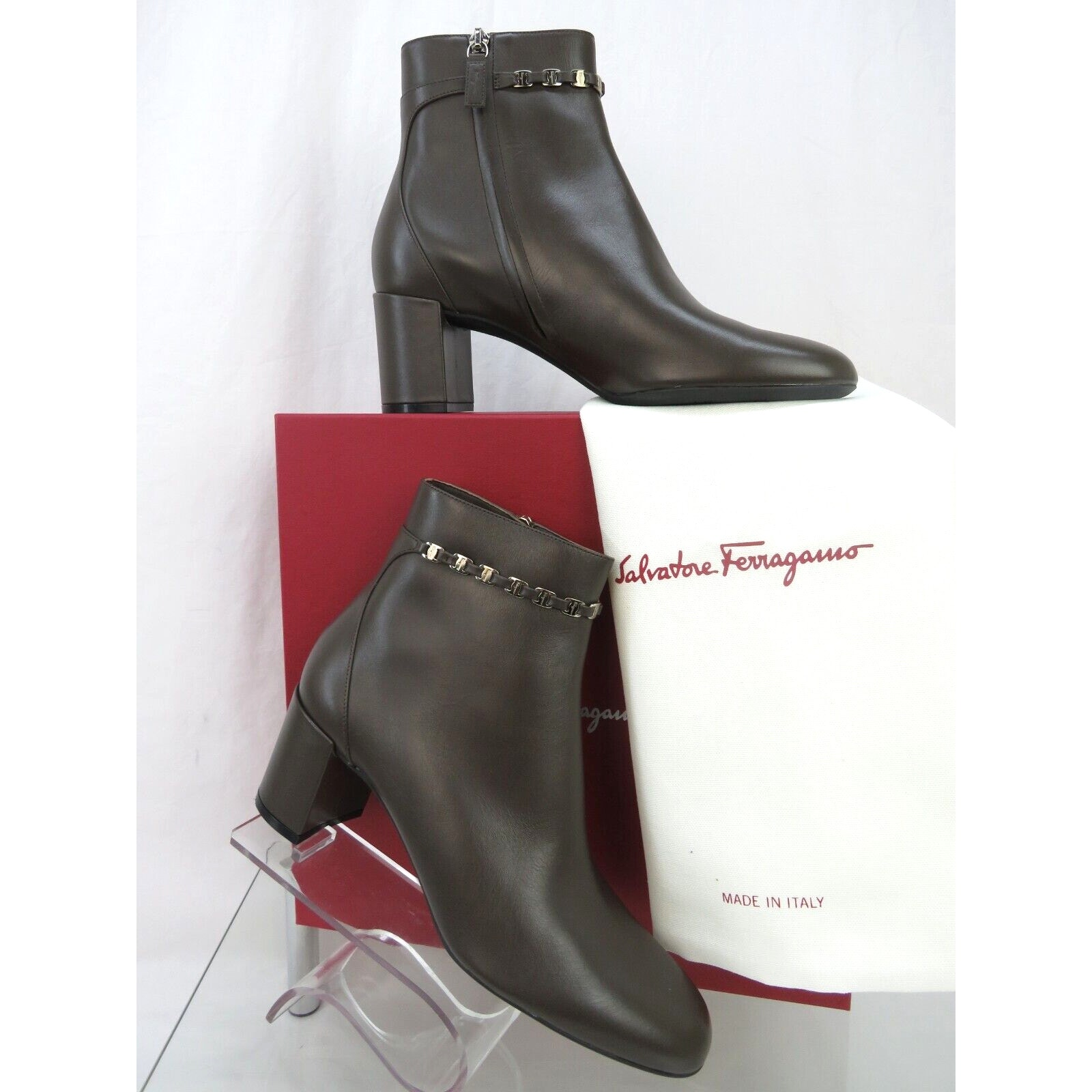 1050 FERRAGAMO GHILA BROWN LEATHER GANCINI CHAIN ZIP HEEL ANKLE BOOTS 9.5 C