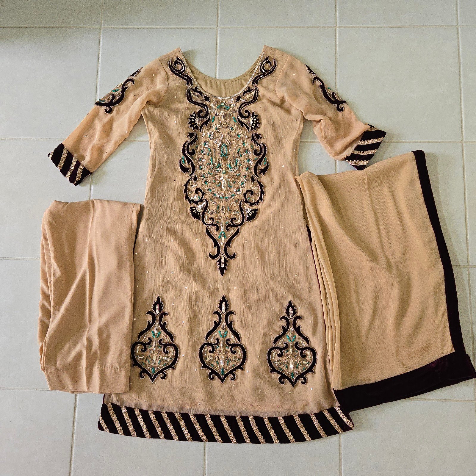 Ready To Wear salwar kameez Tan half sleeves straight cut sz M velvet burgundy