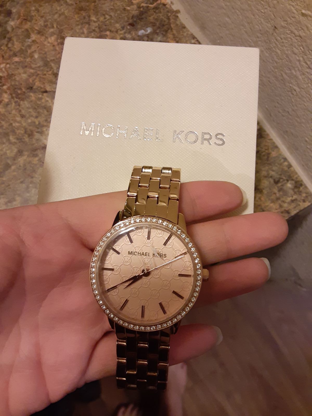 michael kors watches logo