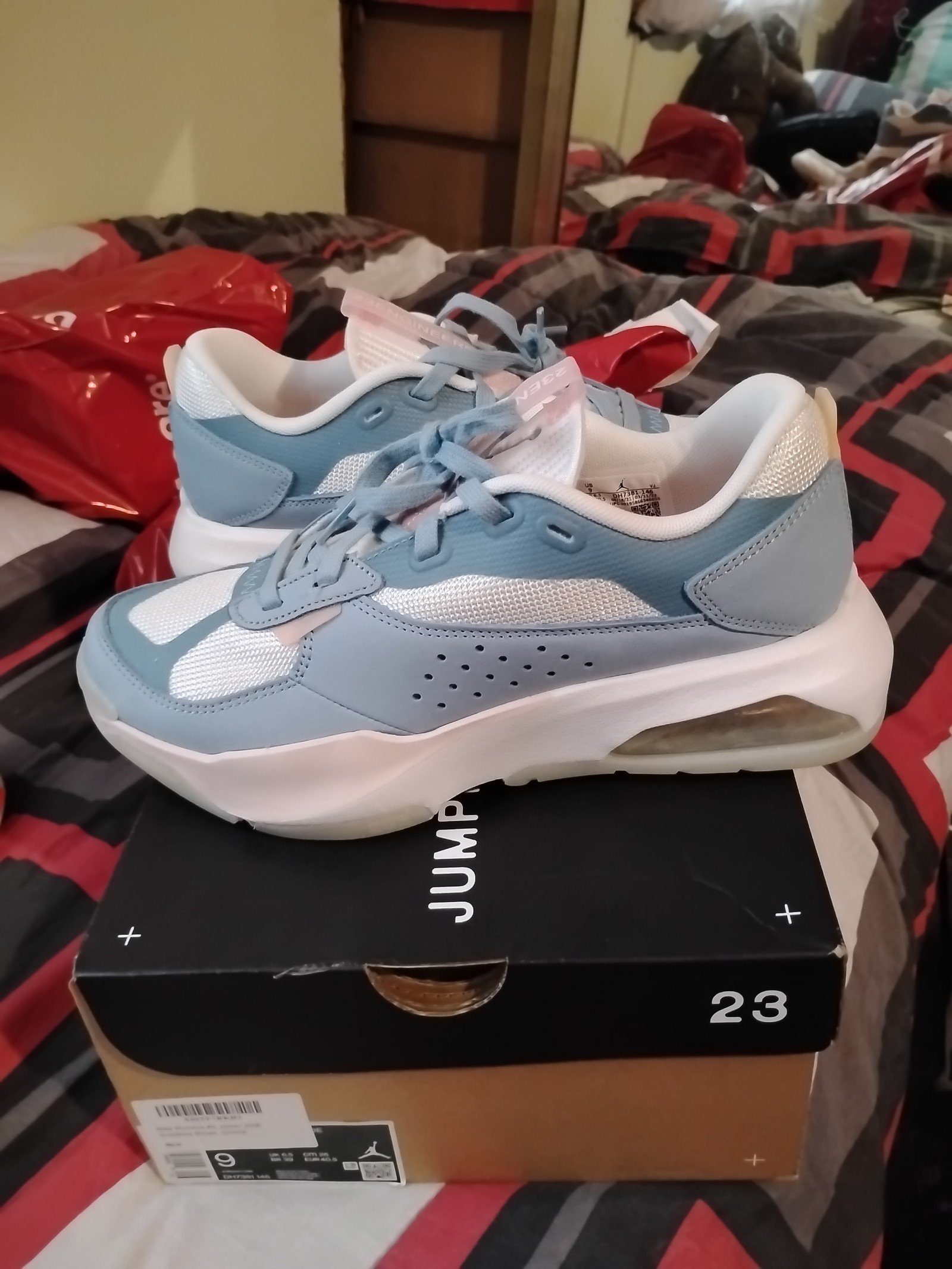 BNIB Women Jordan jump man size 9