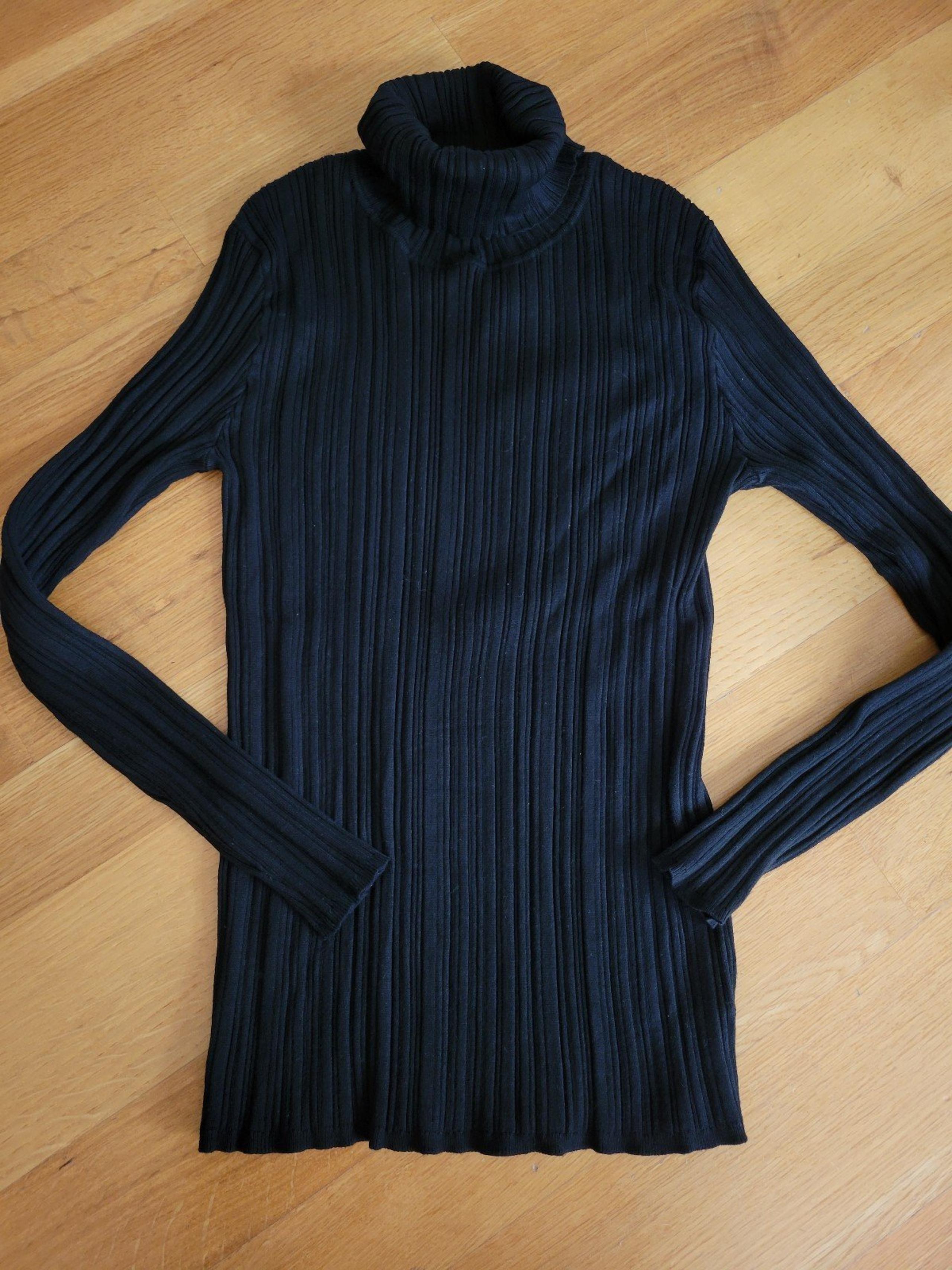 Size medium long sleeve shirt