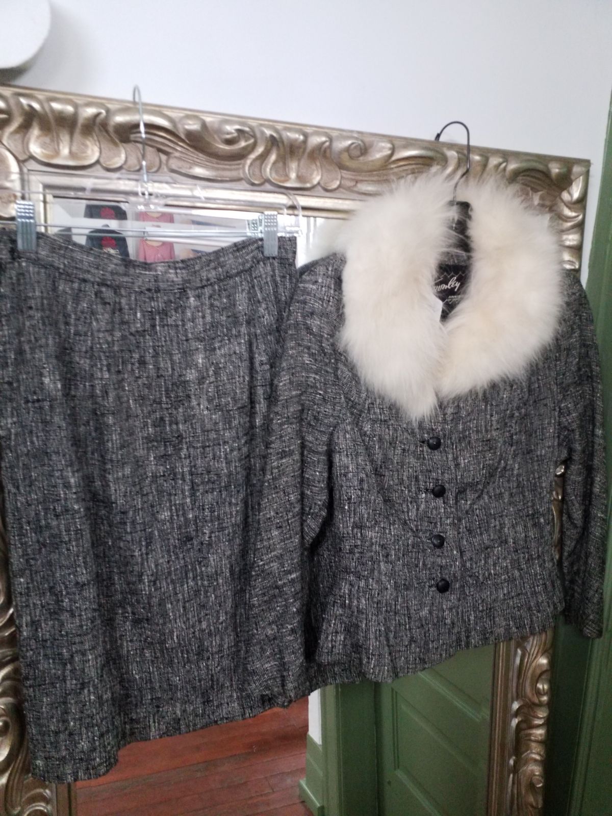 Size 6 Fur Trimmed Vintage Womens Suit m