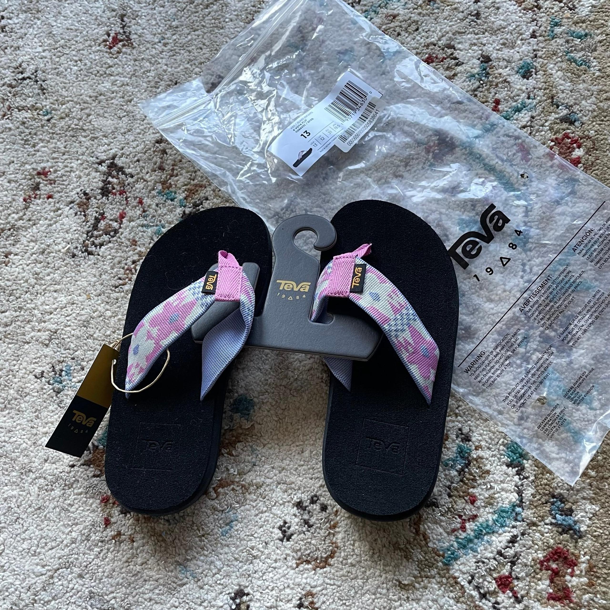 Teva girls voya flip flops size 13