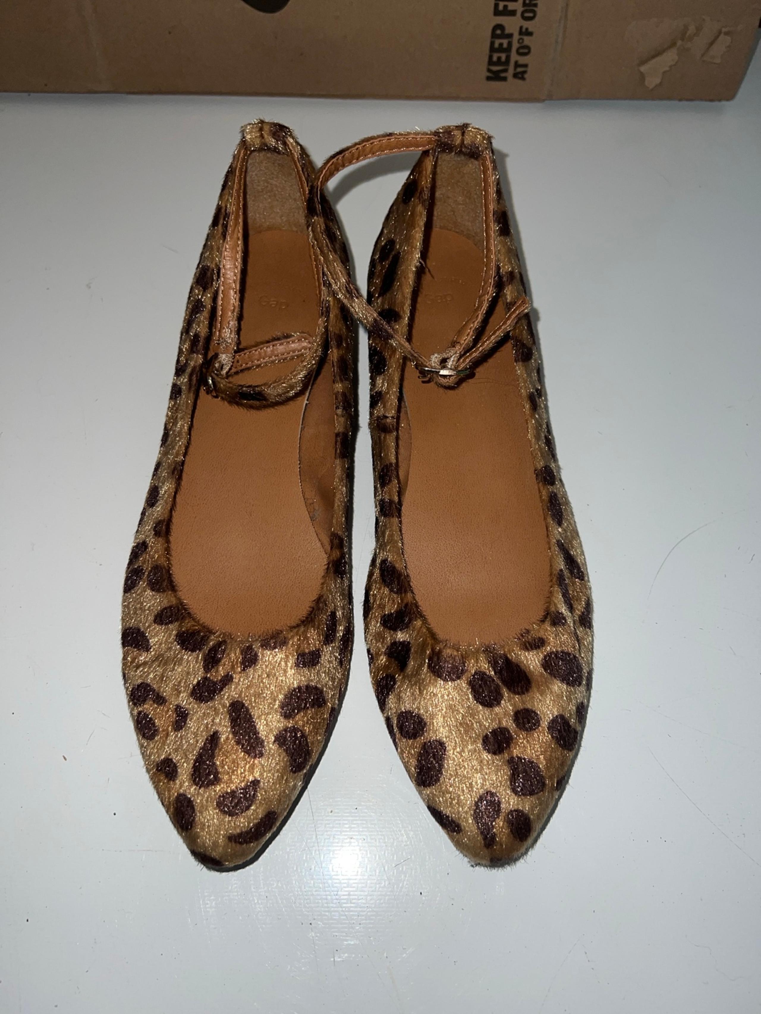 Womens gap faux fur ankle strap flats size 8 SB12