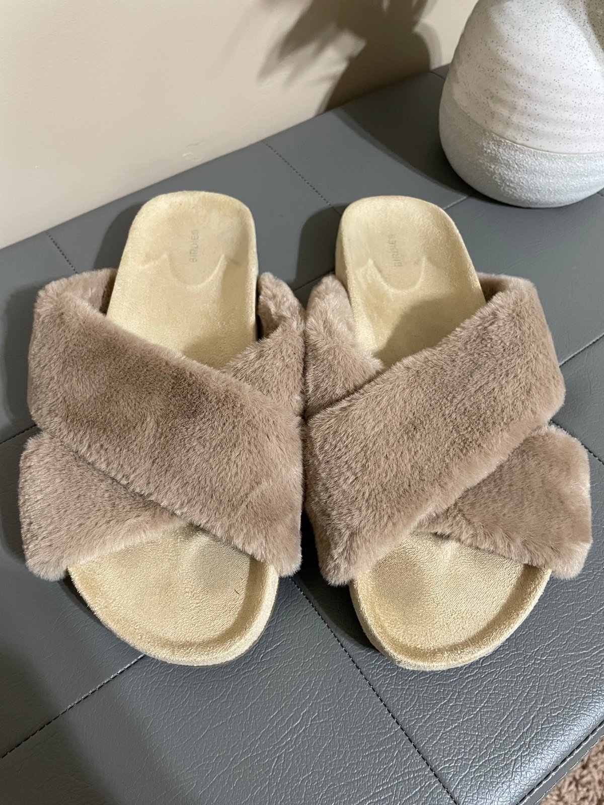 Birdies The Robin Faux Fur Taupe Slide Sandals Tan Slippers Women’s Size 7.5