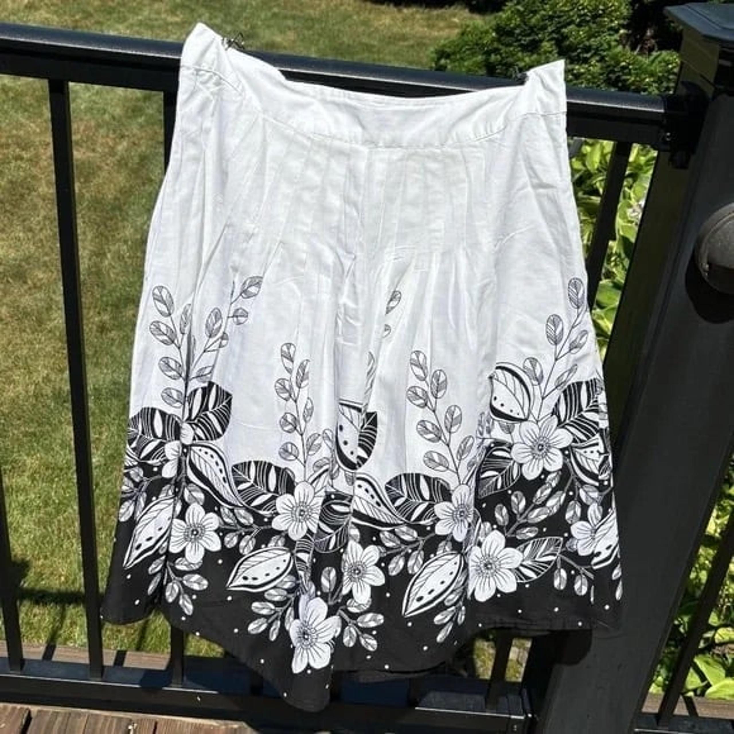 GH Bass & Co White and Black Floral Print Skirt - fully lined - Size 6