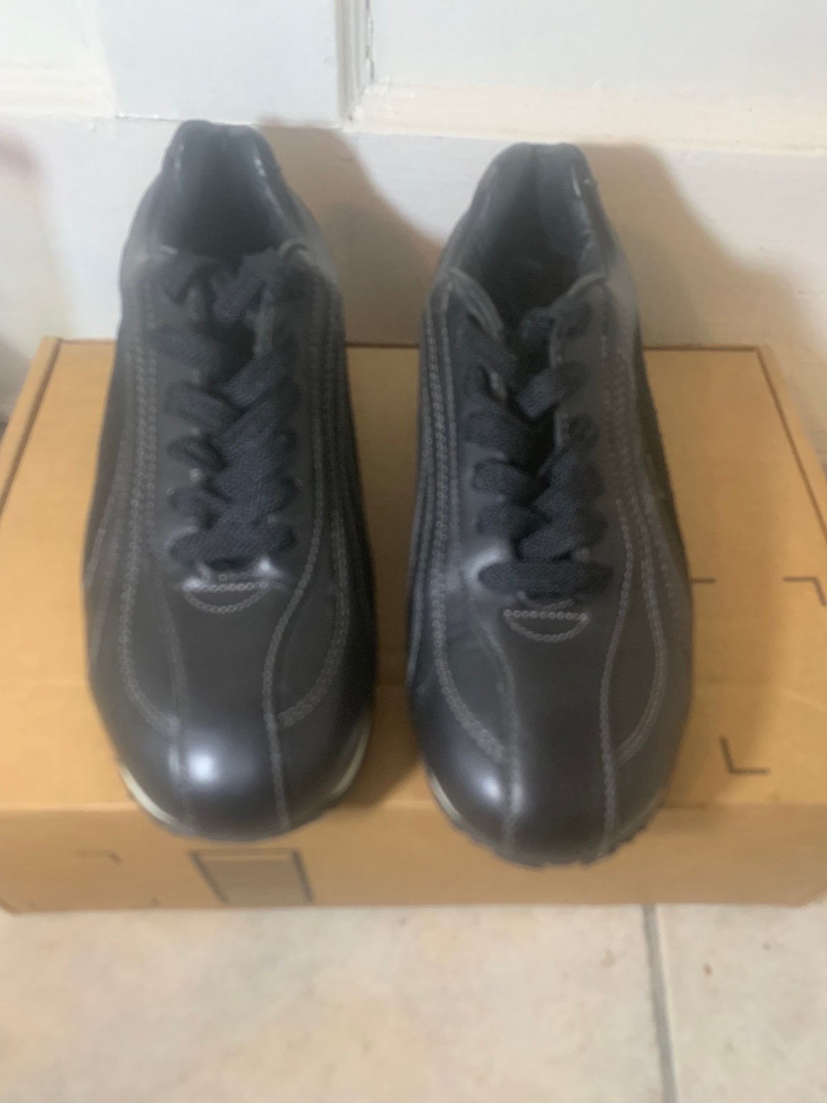 Guess Woman’s black leather and suede fashion sneakers