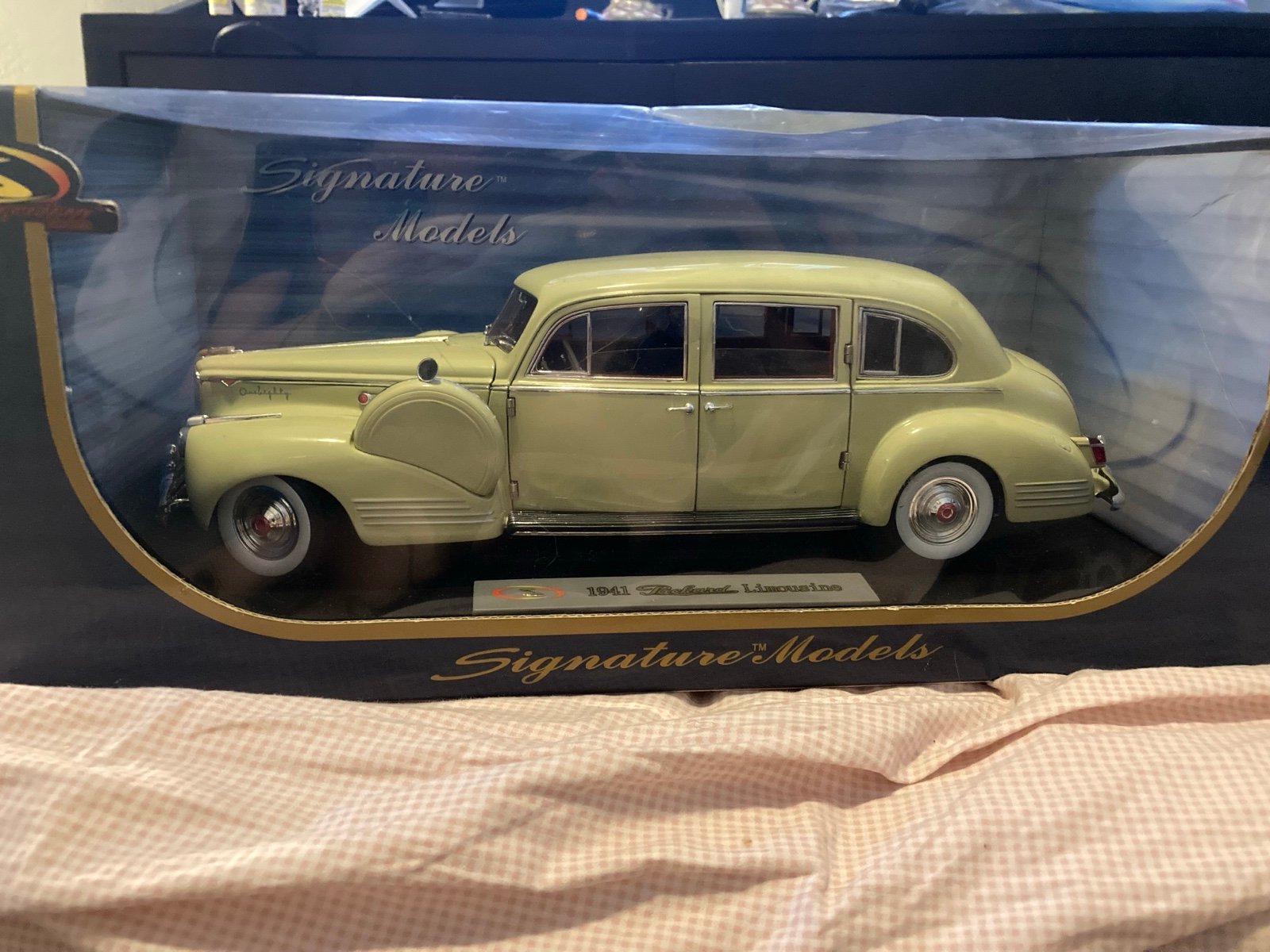 1941 Packard Limousine Signature 1:18 Die Cast Model Car -