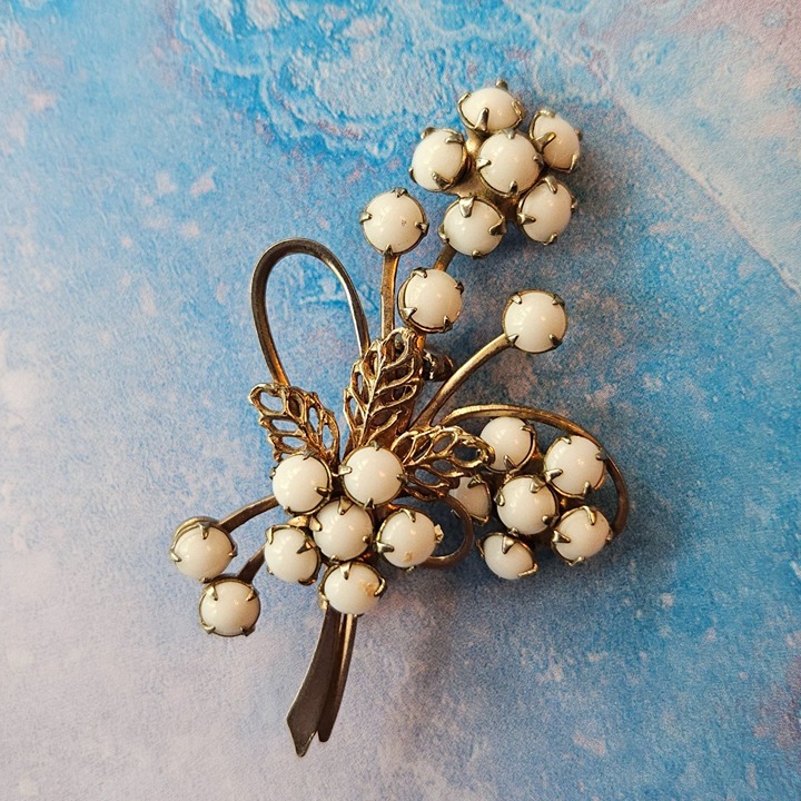 Vintage Elegant Unsigned Gold-Tone Flower Brooch Pin w/ White Milk Glass Beads