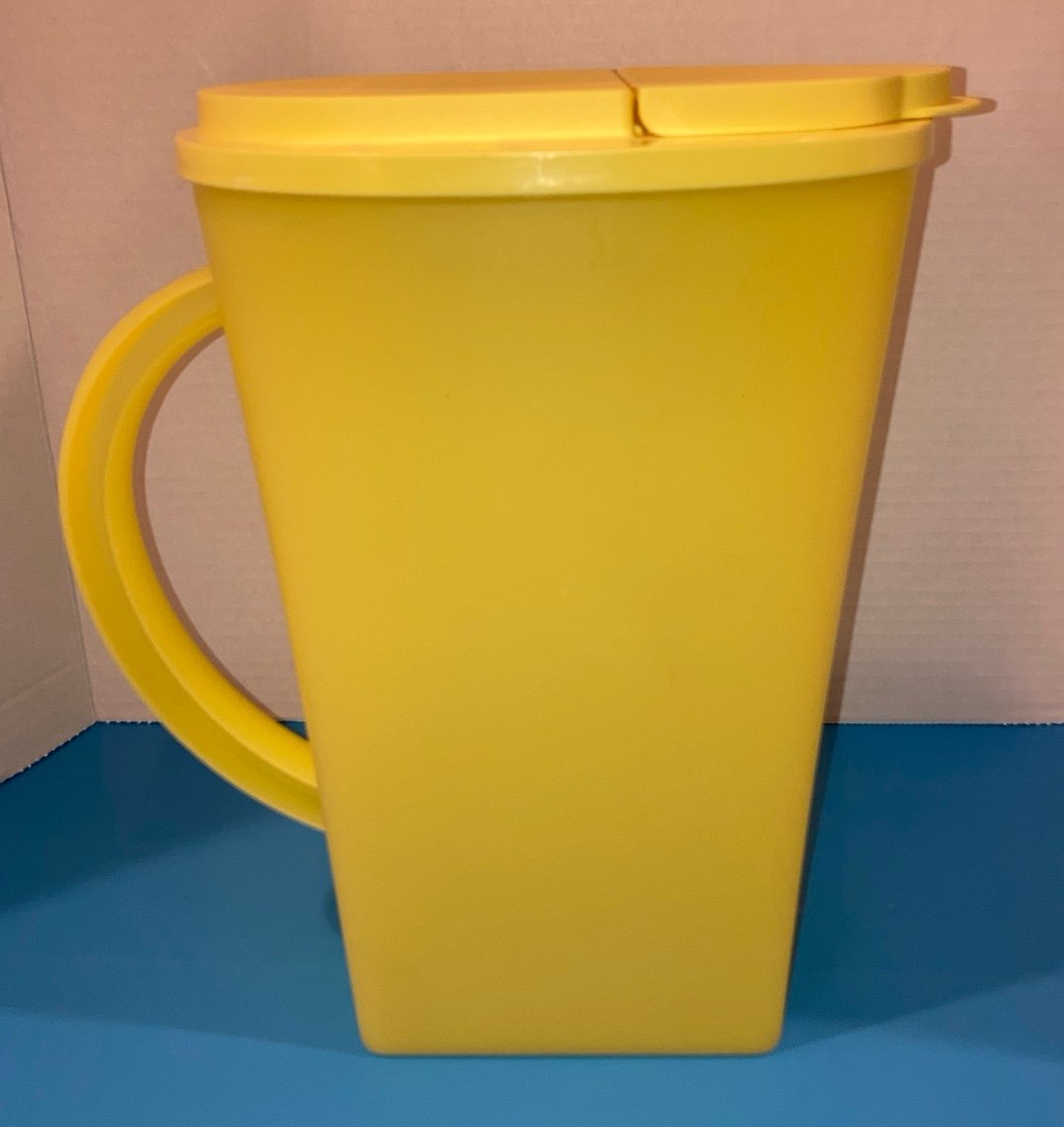 Tupperware impressions 1 gallon pitcher with flip-top lid-yellow