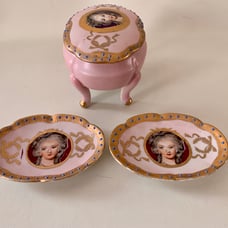 Vintage trinket box with 2 plates
