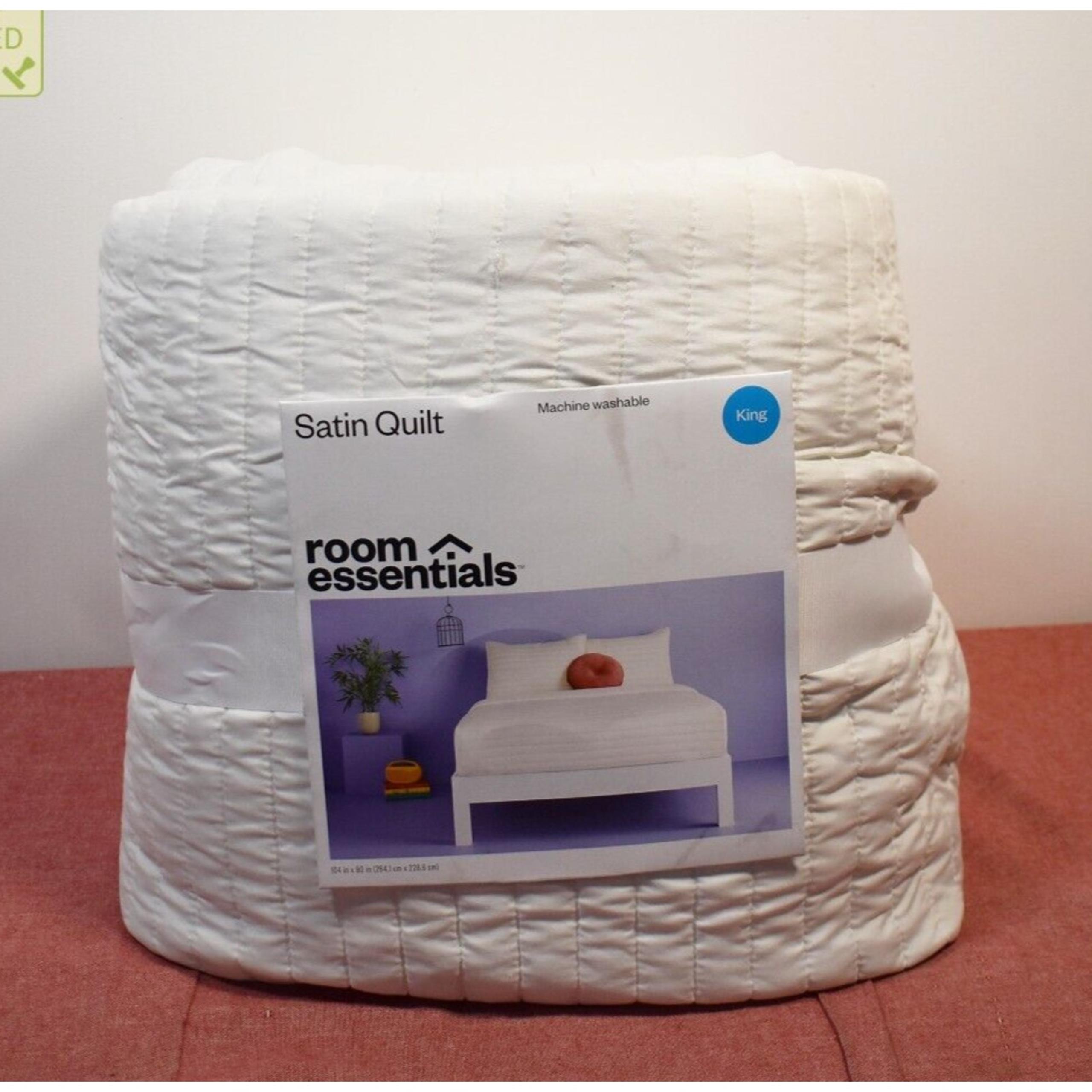 Room Essentials Satin Quilt King Ivory* (Stain)